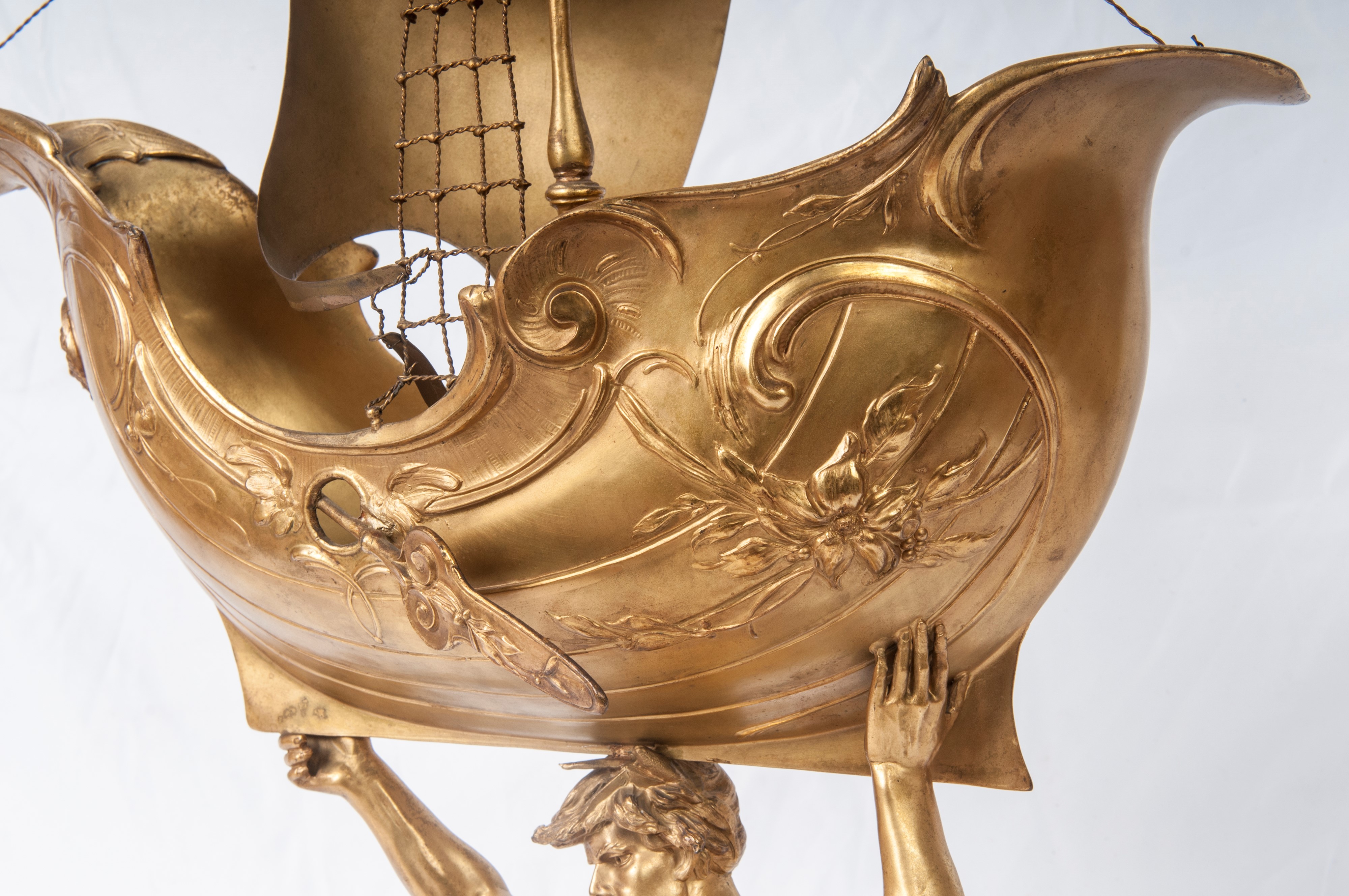 Tritone che Sostiene una Barca , Scultura in Volume