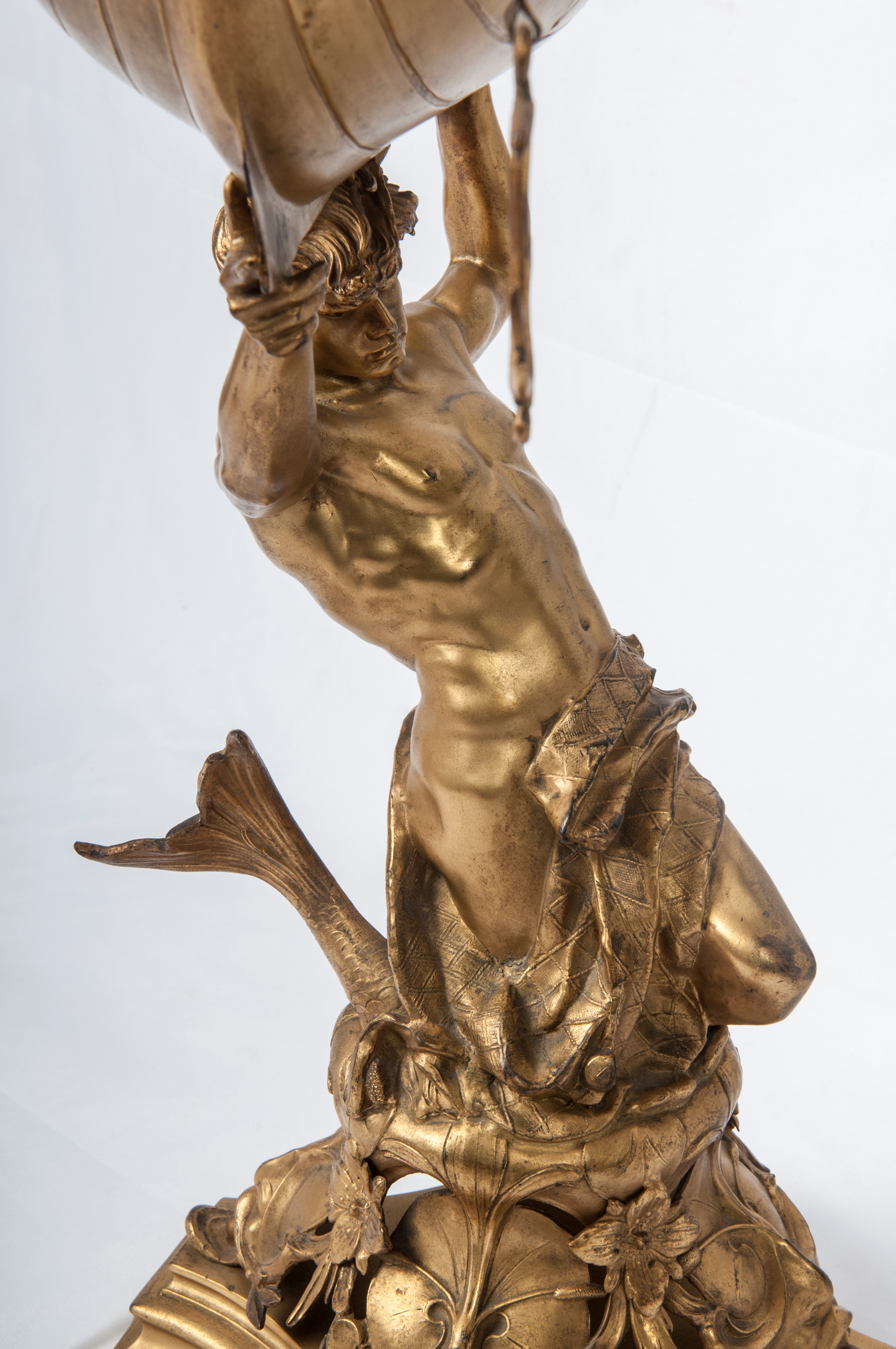 Tritone che Sostiene una Barca , Scultura in Volume