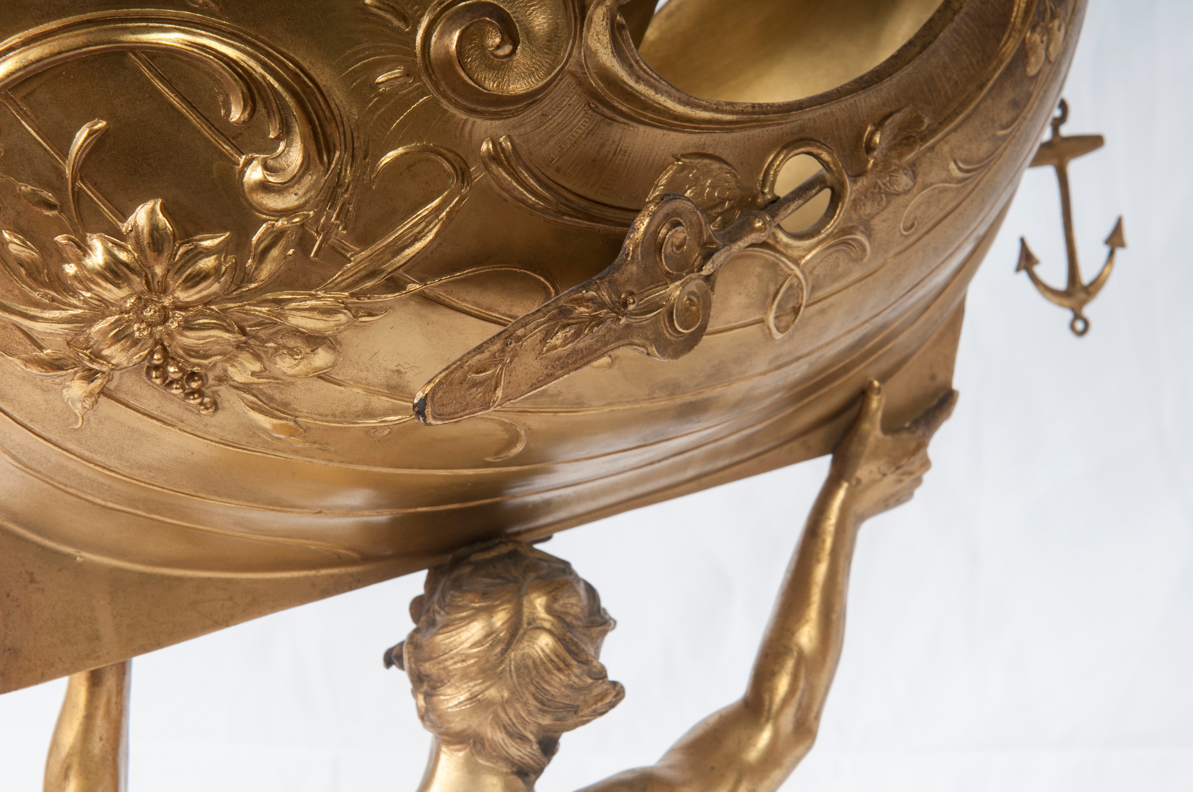 Tritone che Sostiene una Barca , Scultura in Volume