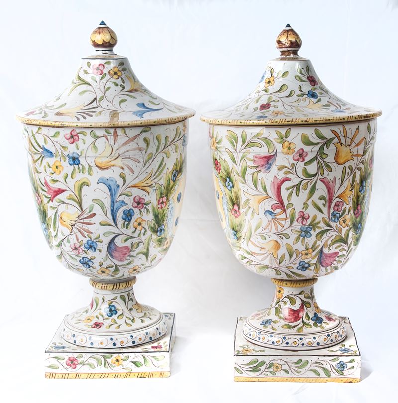 Coppia di Vasi in Ceramica Ad Urna