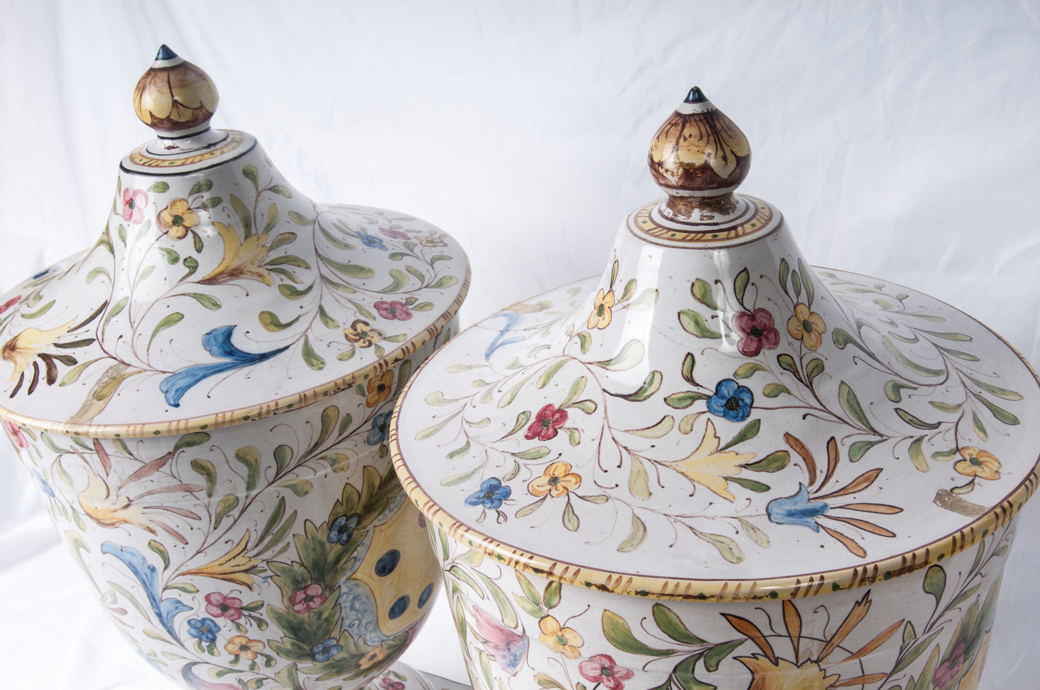 Coppia di Vasi in Ceramica Ad Urna