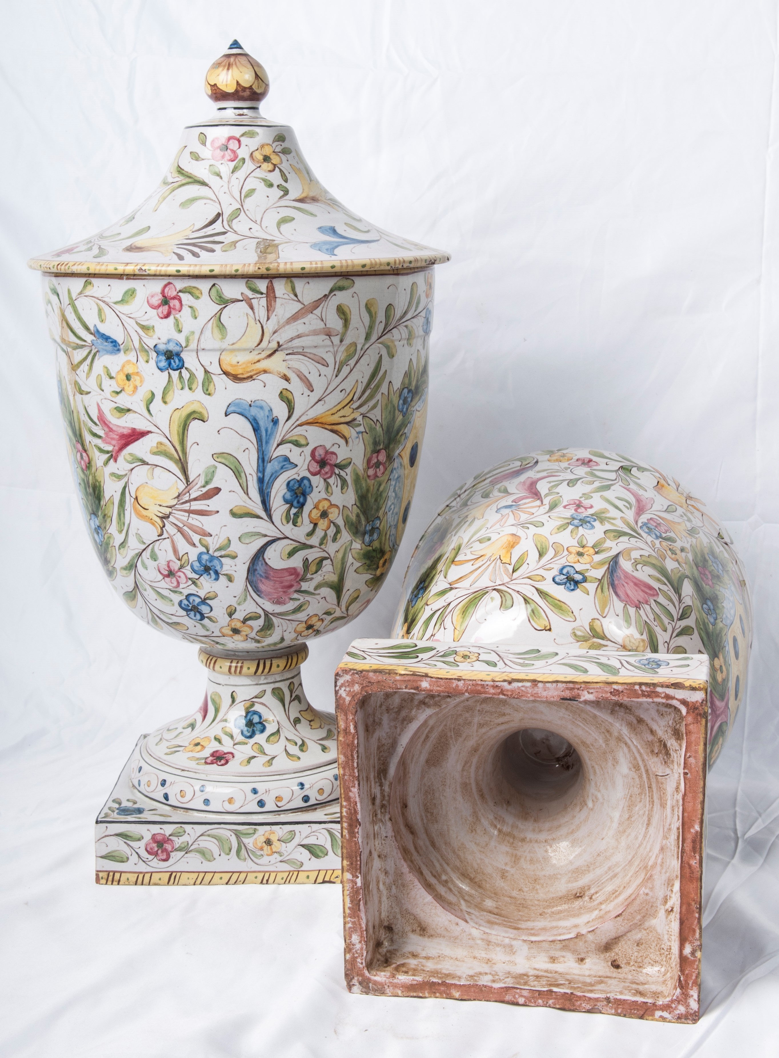 Coppia di Vasi in Ceramica Ad Urna