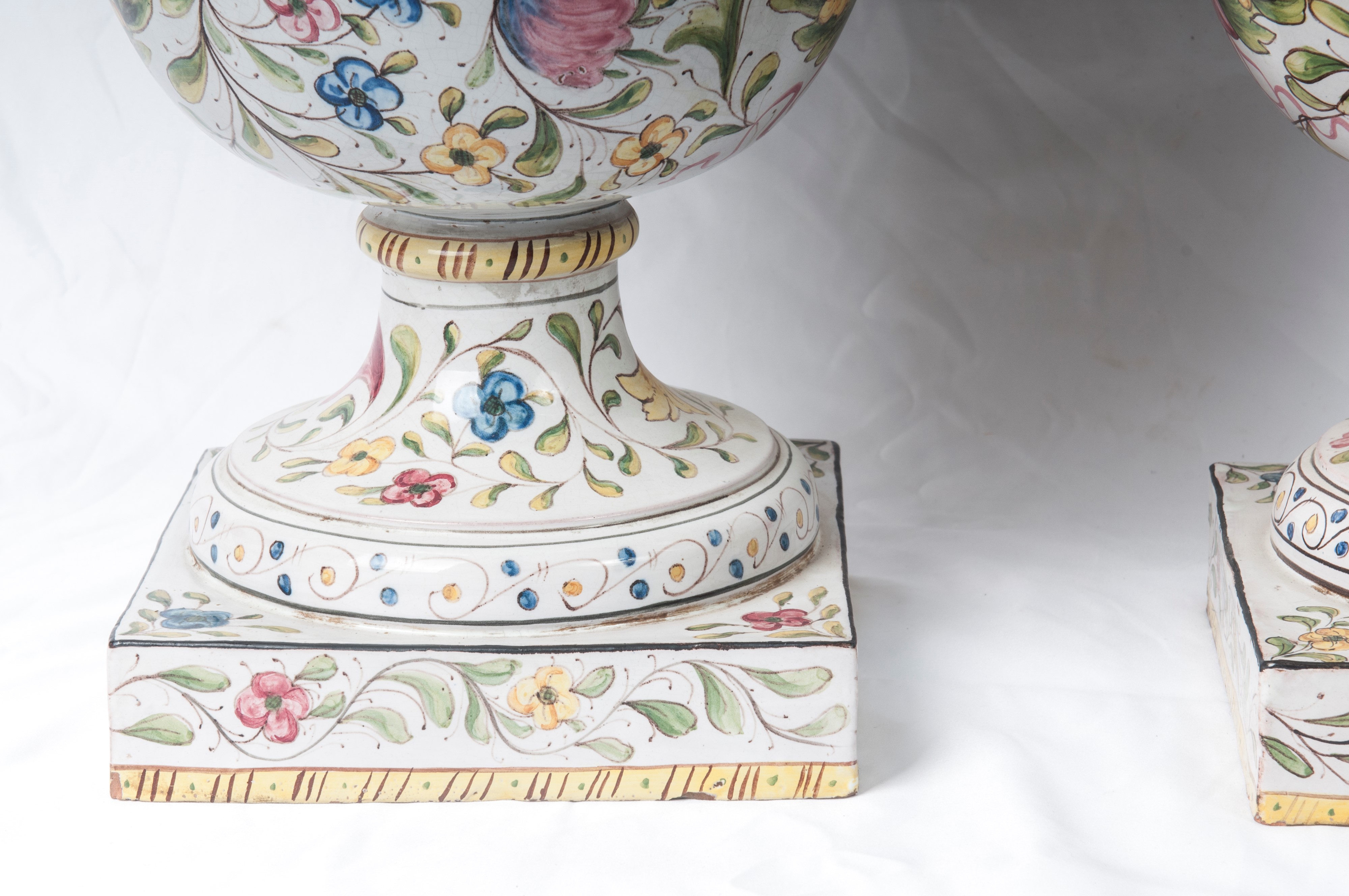 Coppia di Vasi in Ceramica Ad Urna