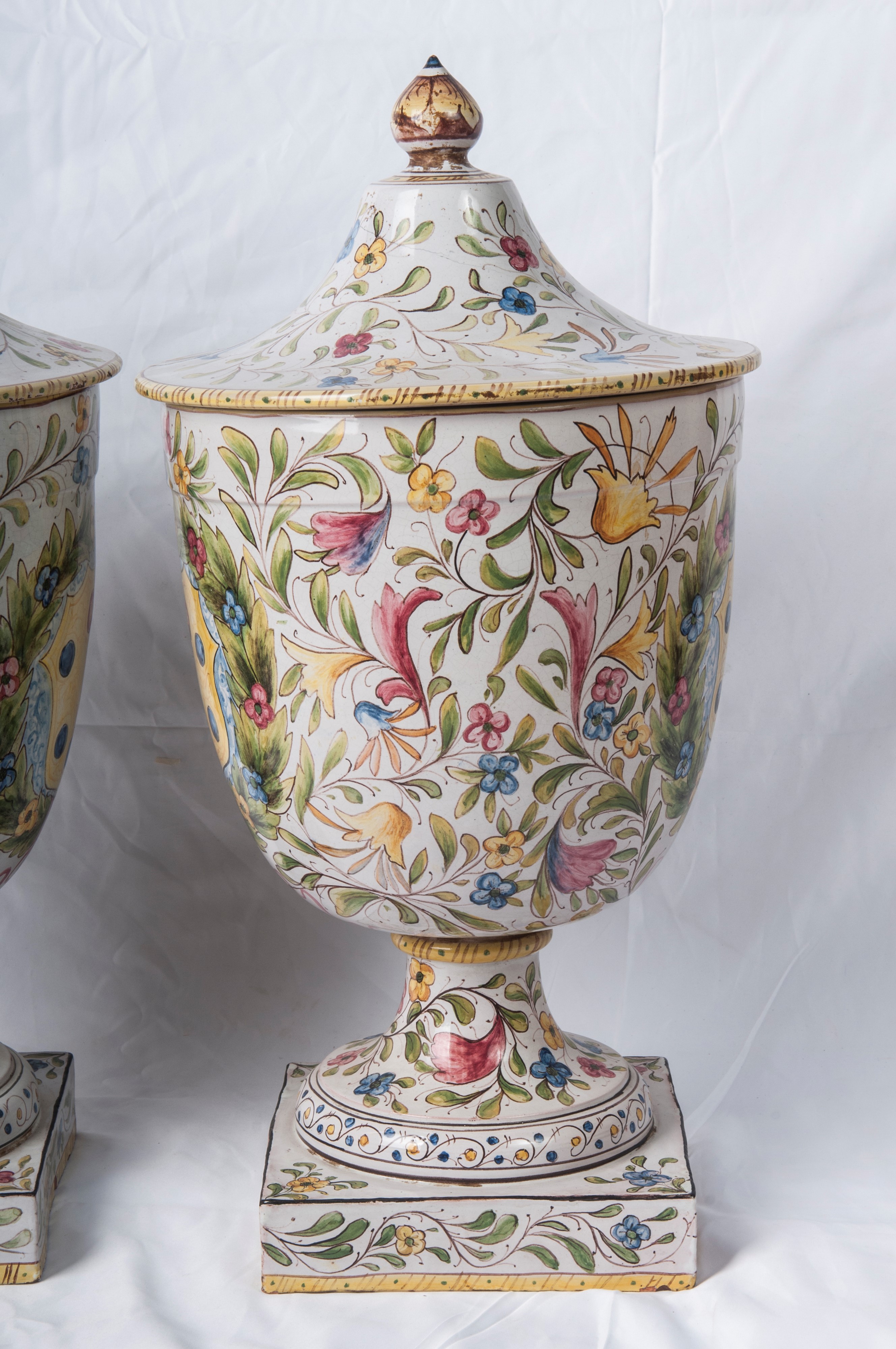 Coppia di Vasi in Ceramica Ad Urna