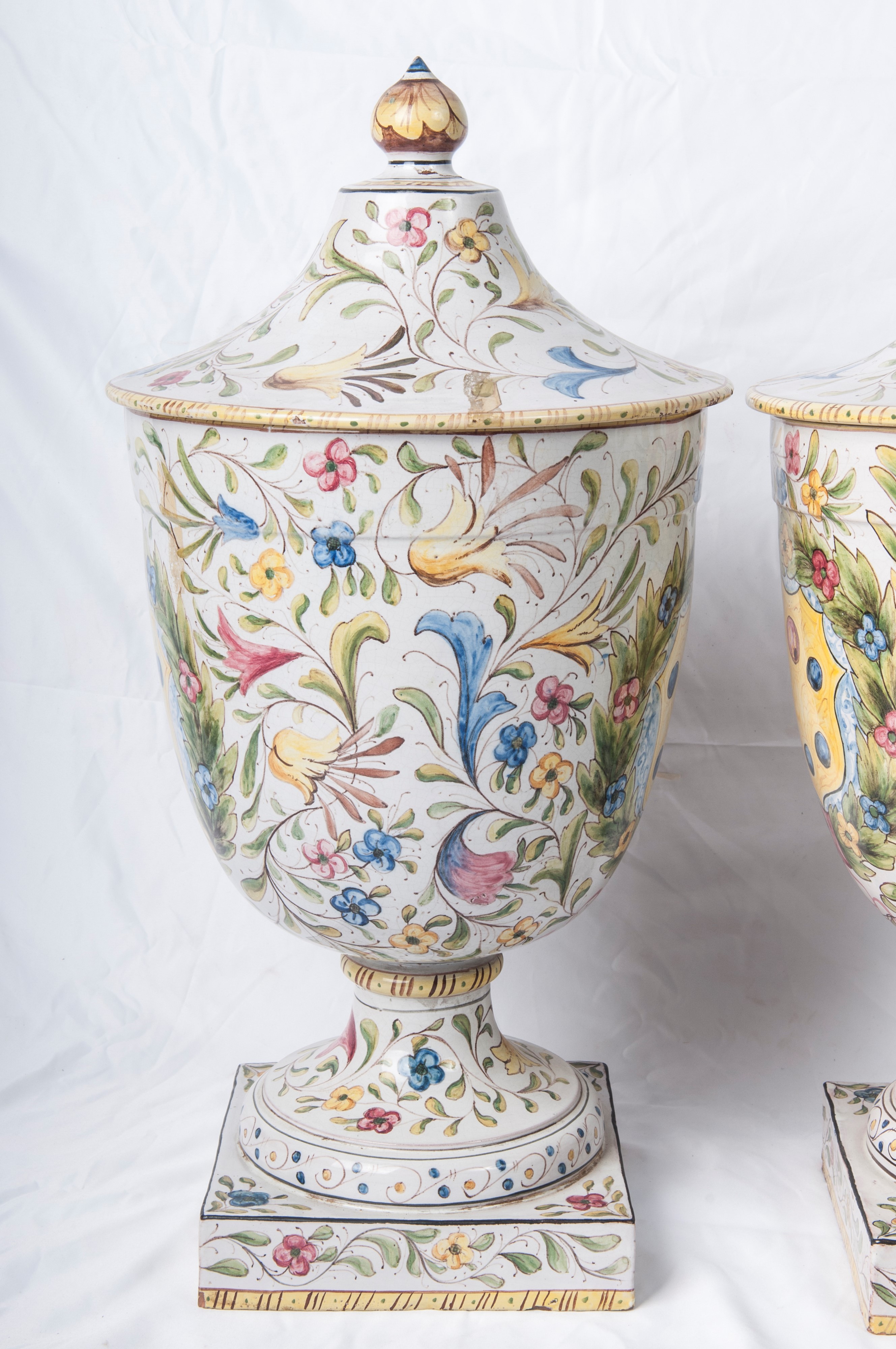 Coppia di Vasi in Ceramica Ad Urna