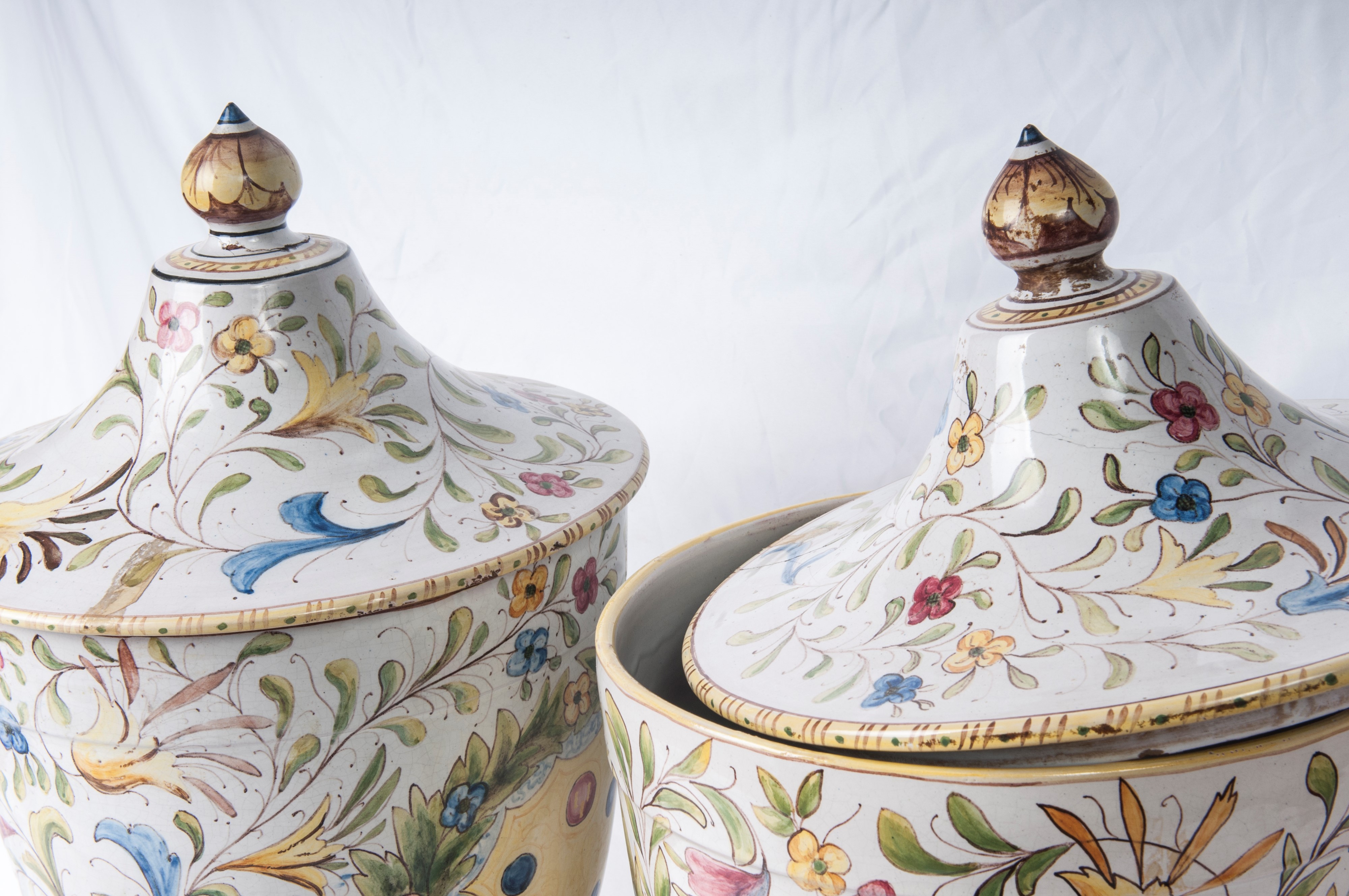 Coppia di Vasi in Ceramica Ad Urna