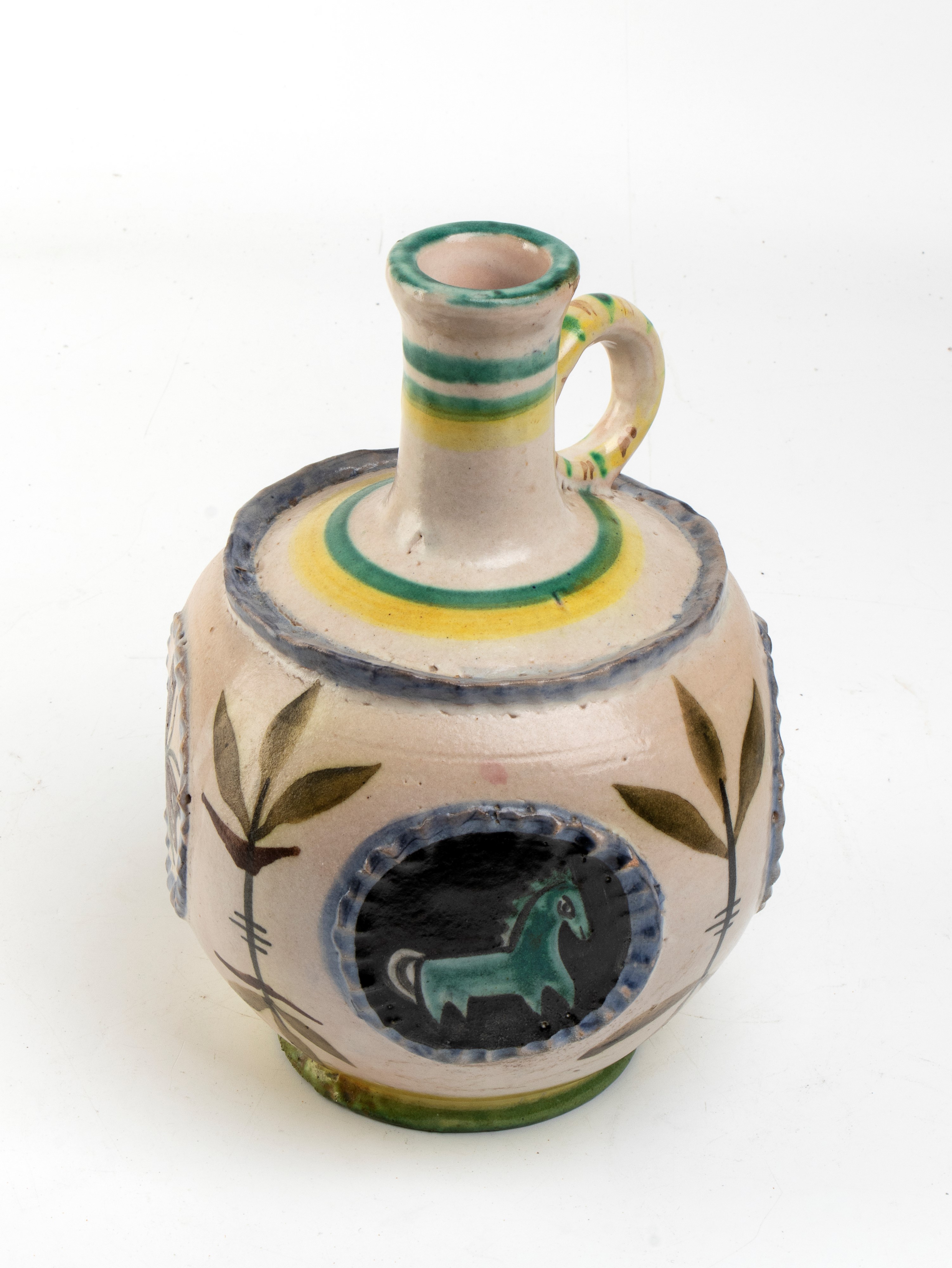 Versatoio con decorazione a rilievo di animali