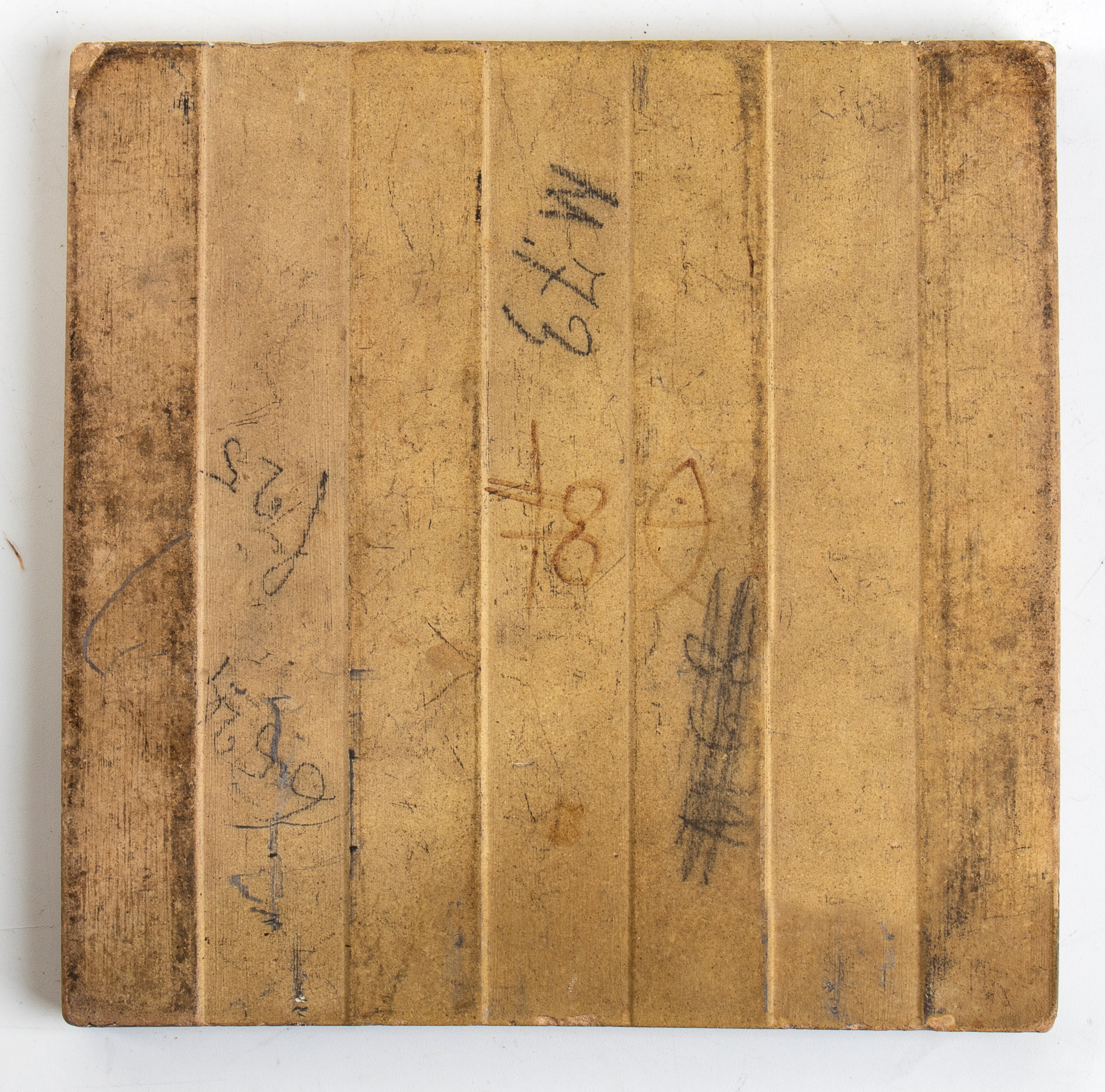 Mattonella con decorazione di personaggi in costumi sardi