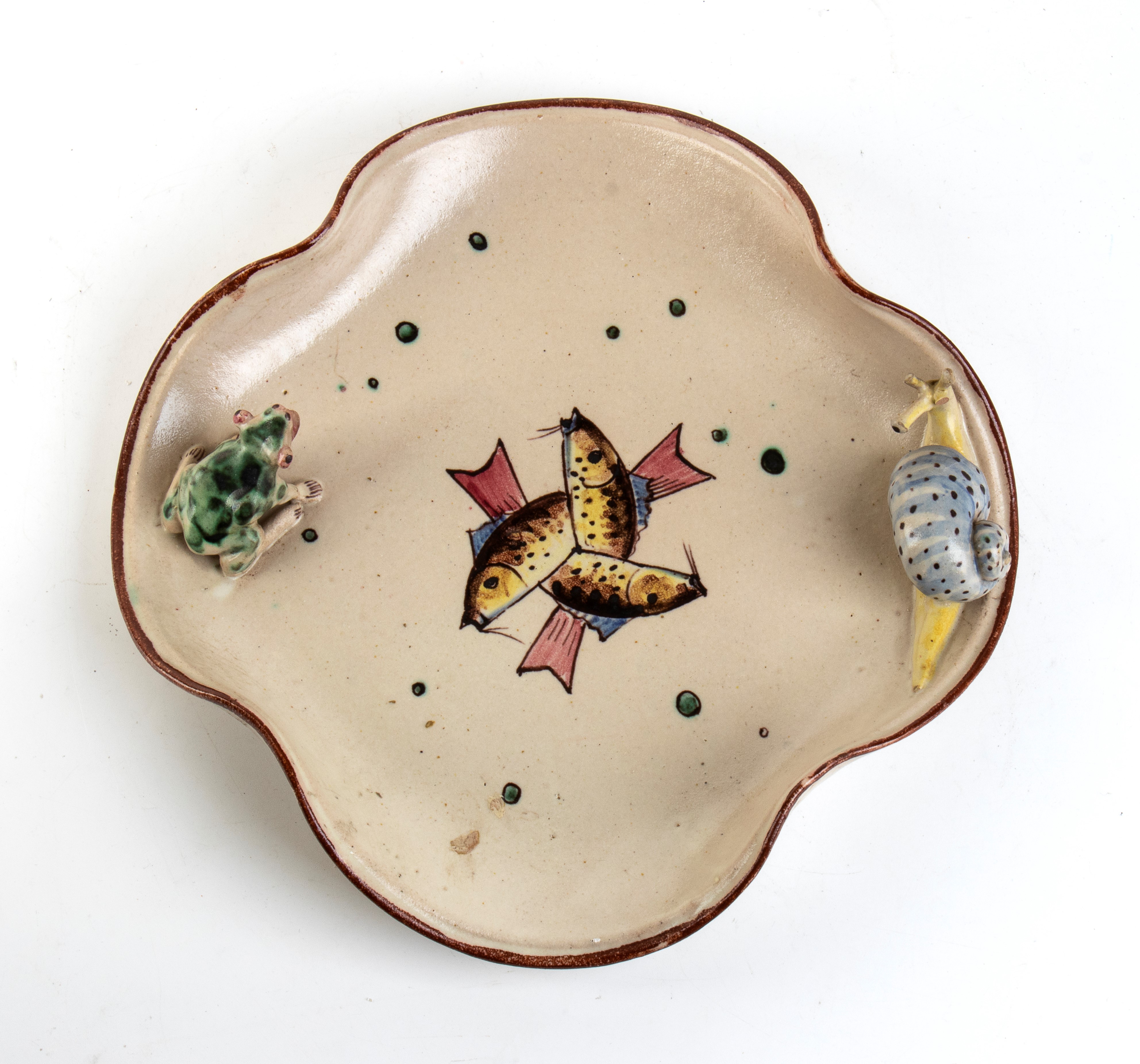Piatto concavo con decorazione di pesci e rilievo di lumaca e rana, Cava dei Tirreni