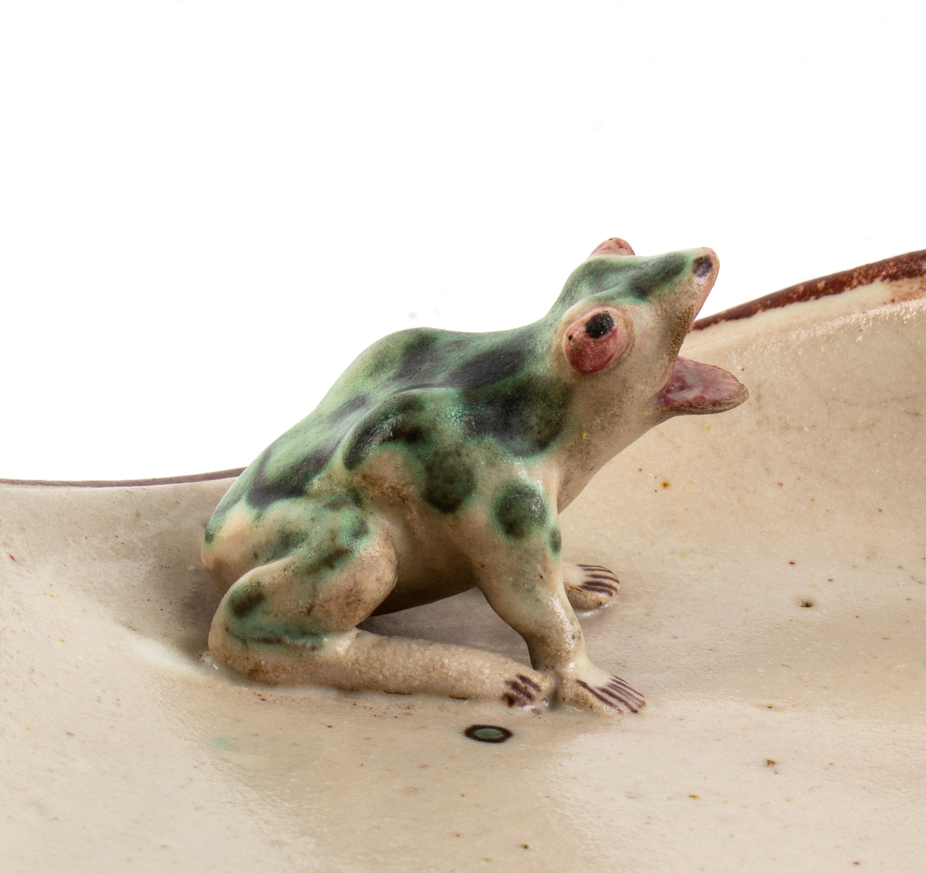 Piatto concavo con decorazione di pesci e rilievo di lumaca e rana, Cava dei Tirreni