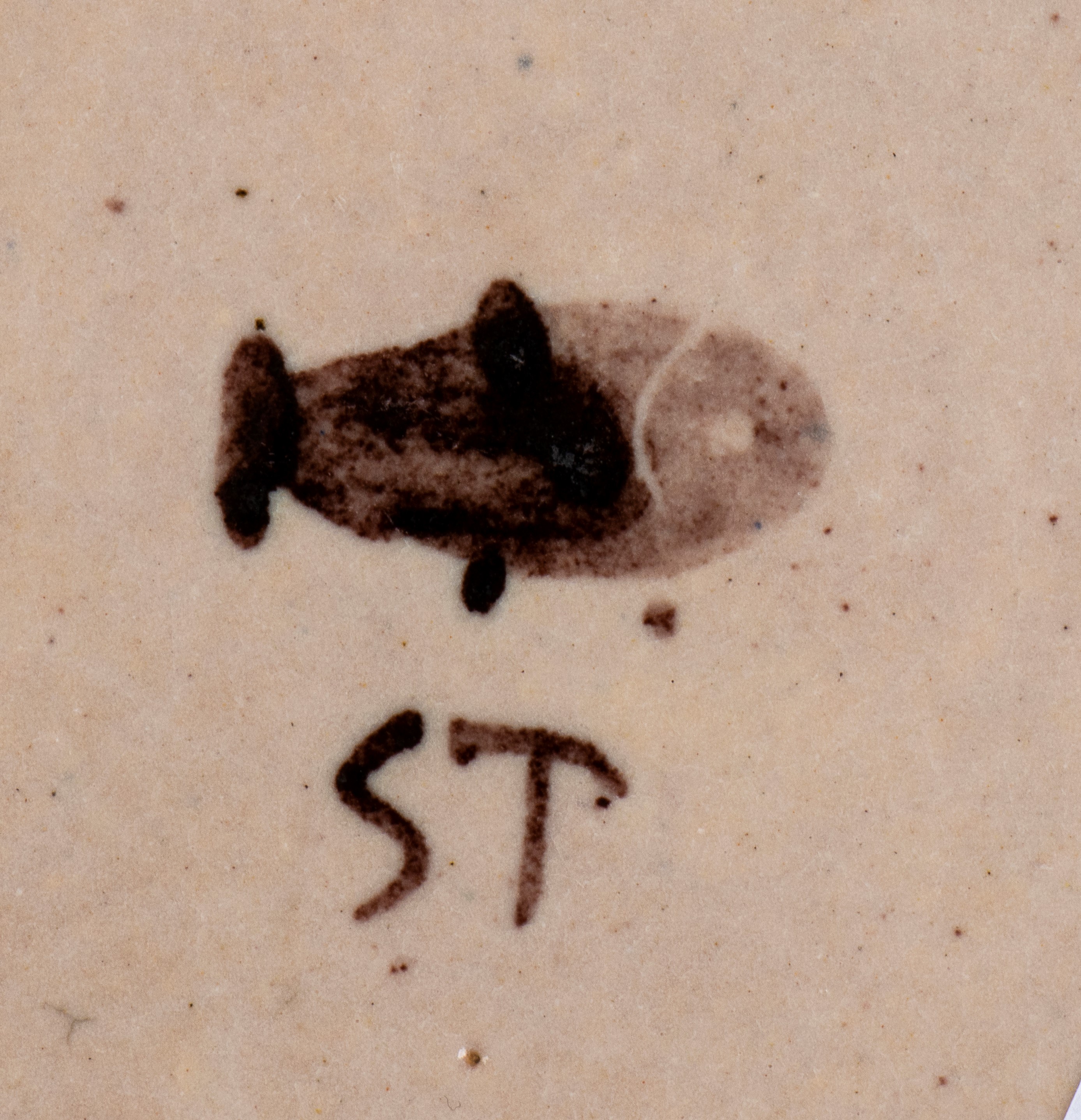 Piatto circolare con decorazione di cavallo a disegni geometrici