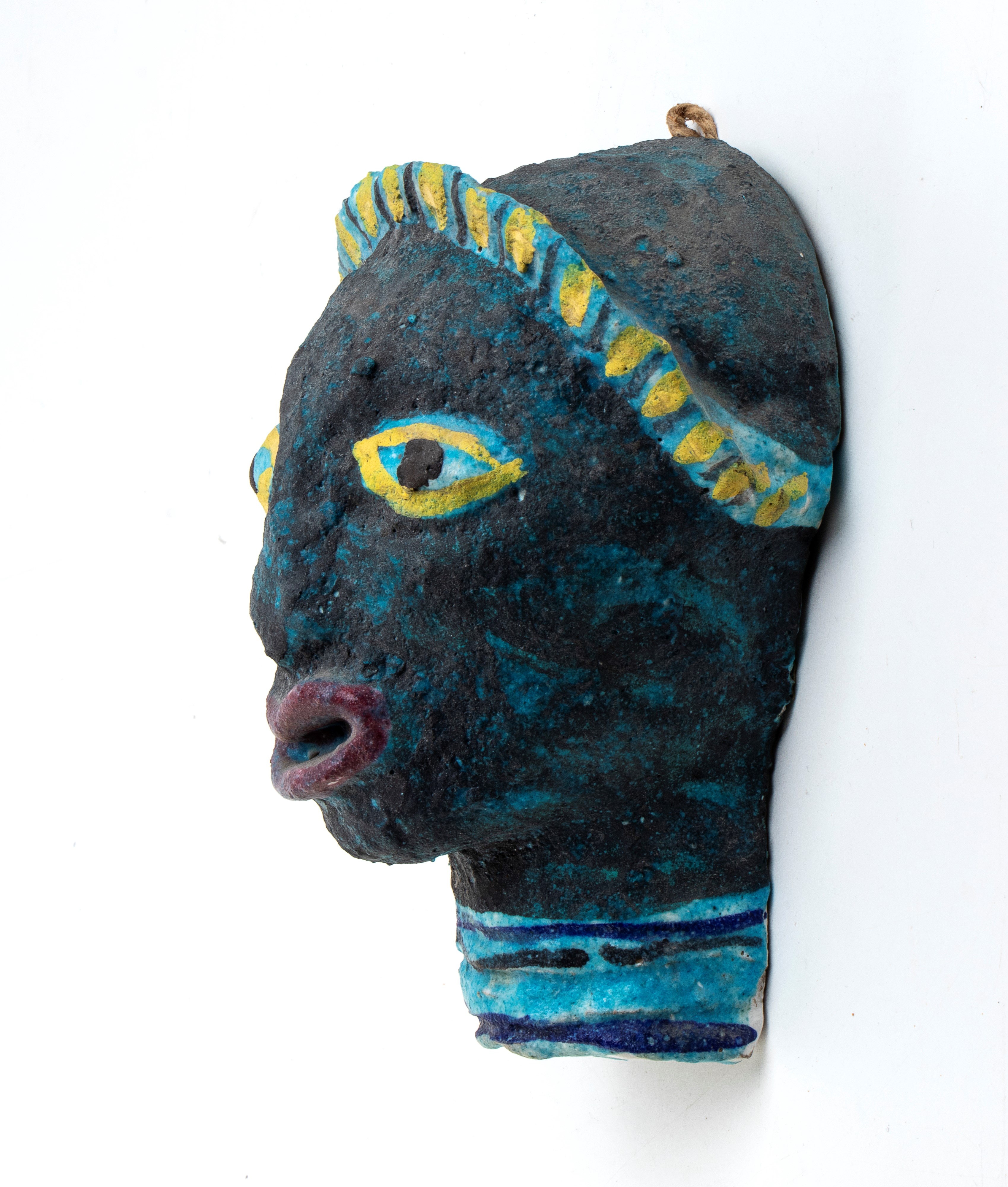 Maschera murale con copricapo