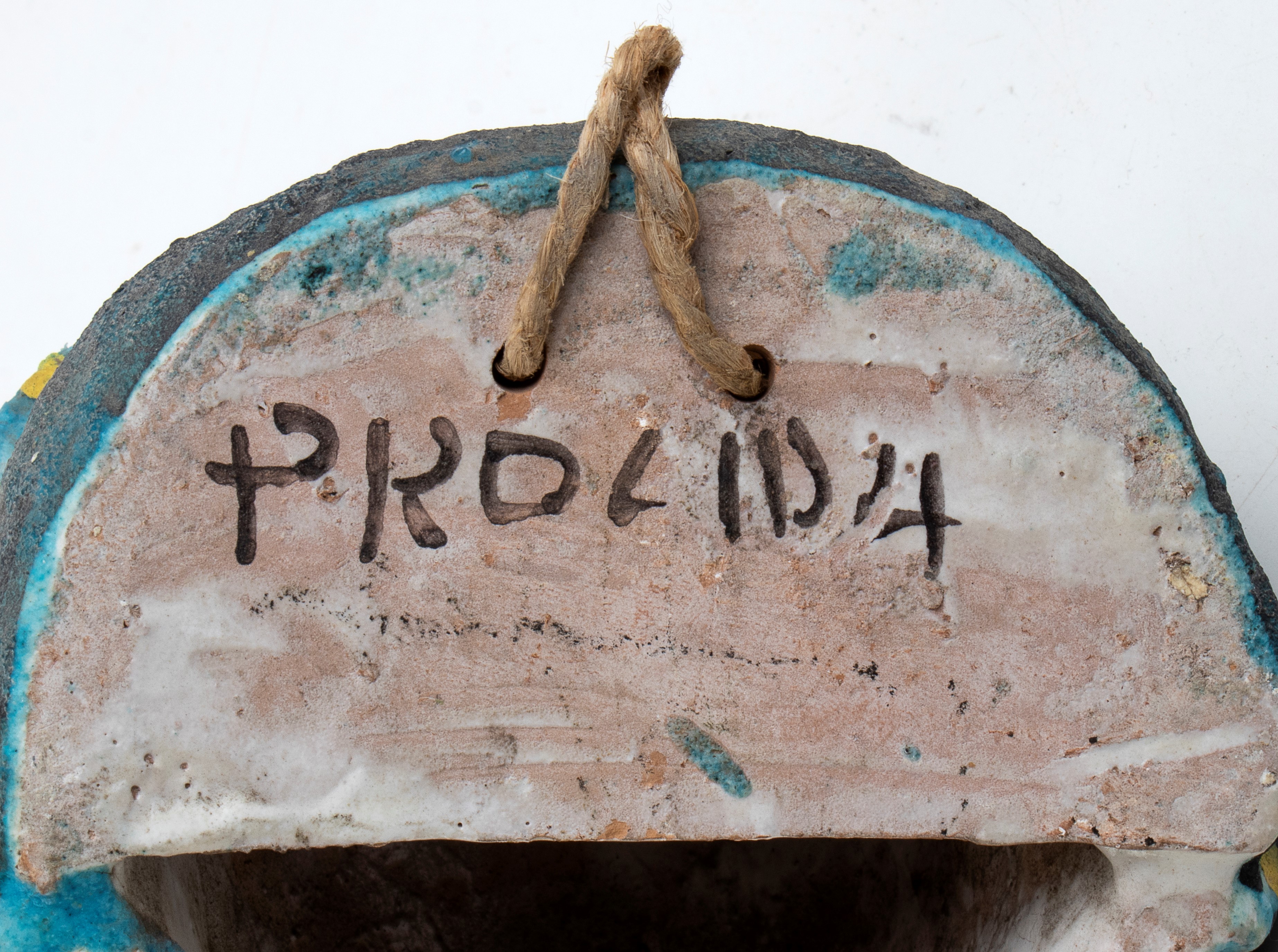 Maschera murale con copricapo