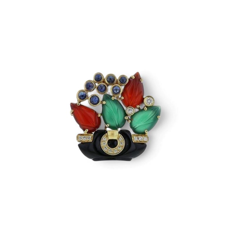 Cartier - Spilla/pendente a motivo floreale in oro con onice, zaffiri, diamanti, crisoprasio e co...