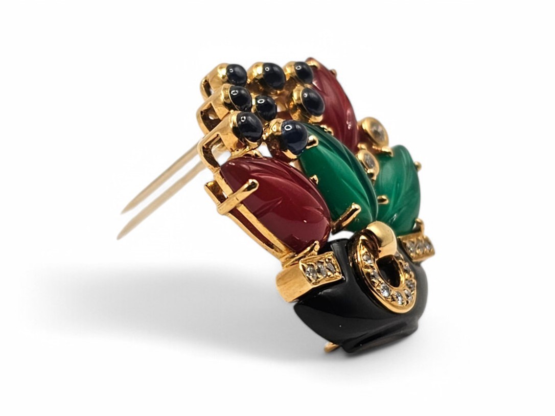 Collezione Tabriz: spilla in oro con onice, zaffiri, diamanti, crisoprasio e corniola