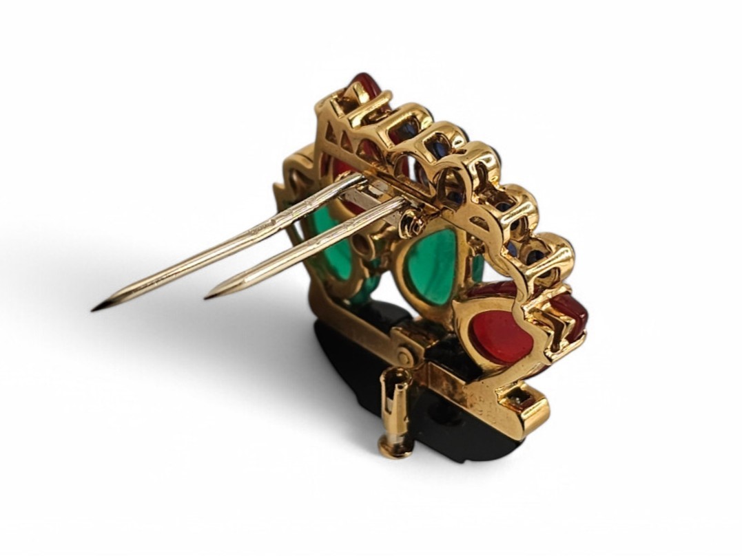 Collezione Tabriz: spilla in oro con onice, zaffiri, diamanti, crisoprasio e corniola
