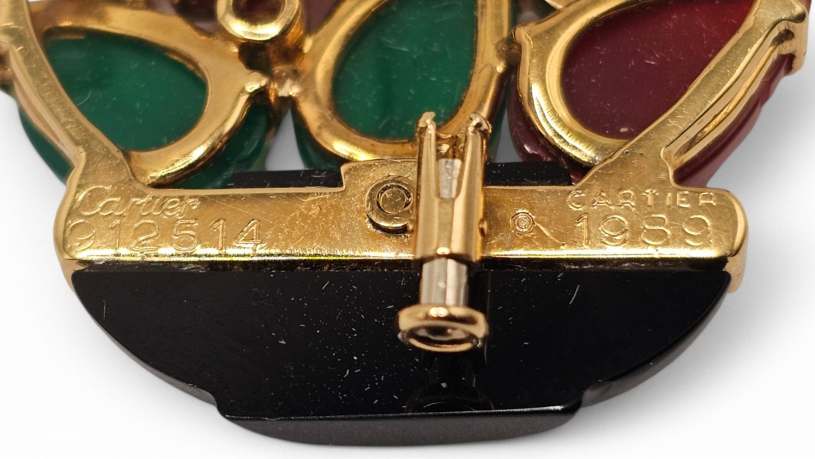 Cartier - Spilla/pendente a motivo floreale in oro con onice, zaffiri, diamanti, crisoprasio e co...