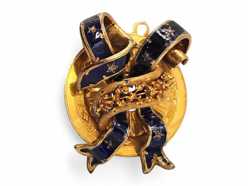 Pendente in oro con smalto blu, metà XX secolo