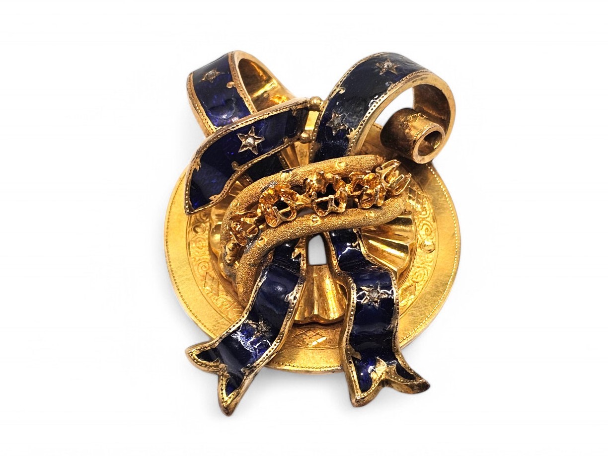 Pendente in oro con smalto blu, metà XX secolo