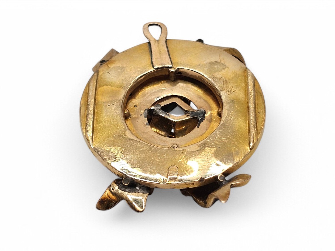 Pendente in oro con smalto blu, metà XX secolo