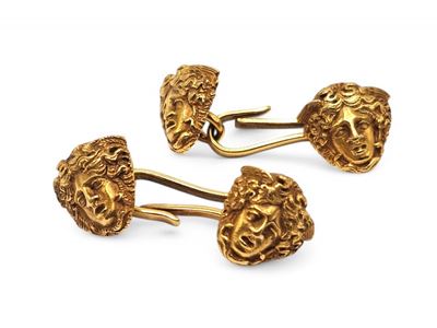 Gioielli in oro a gemelli con decorazione a teste di figure mitologiche