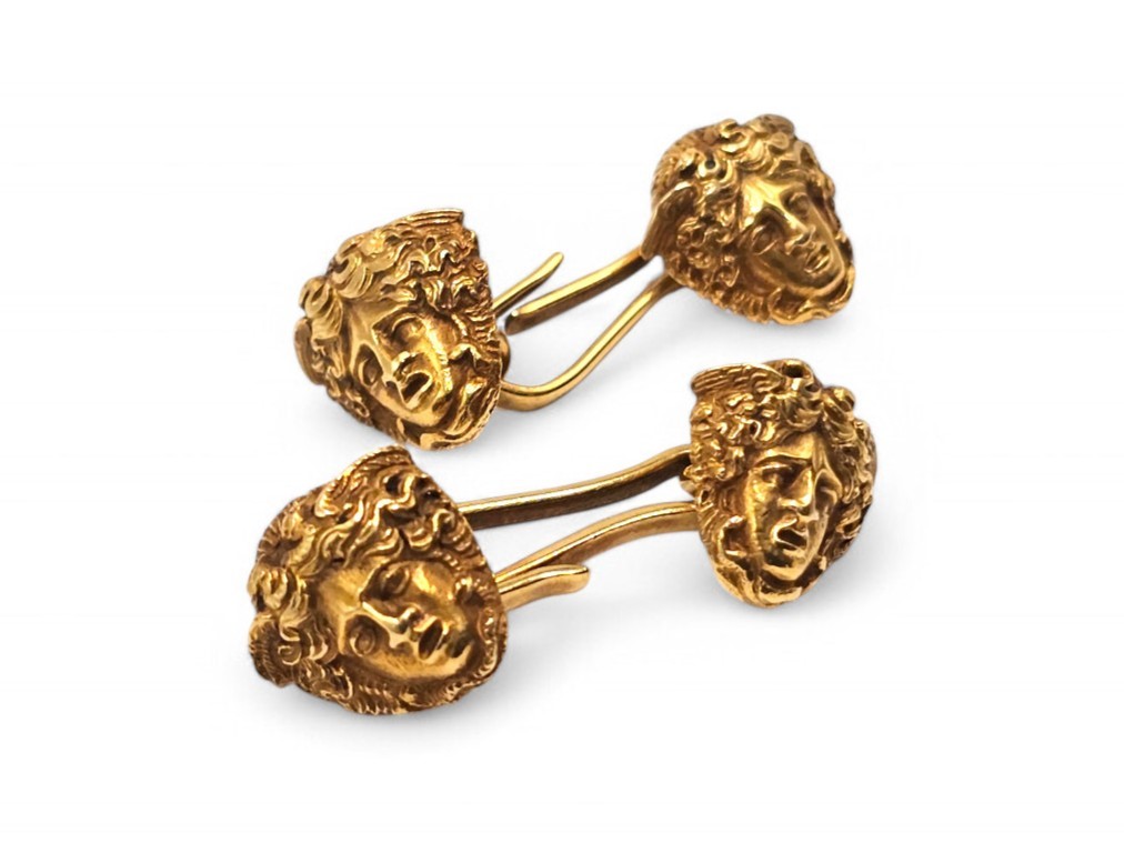 Gioielli in oro a gemelli con decorazione a teste di figure mitologiche