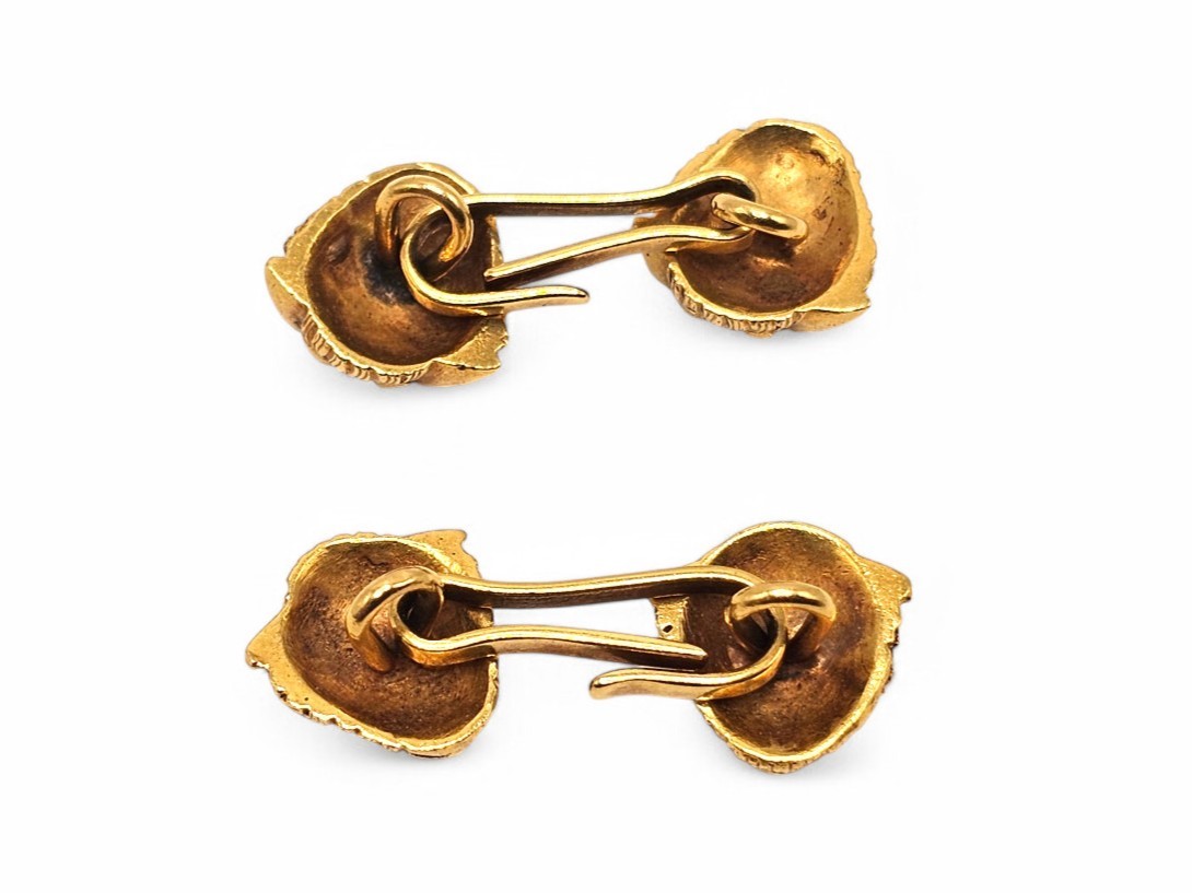 Gioielli in oro a gemelli con decorazione a teste di figure mitologiche