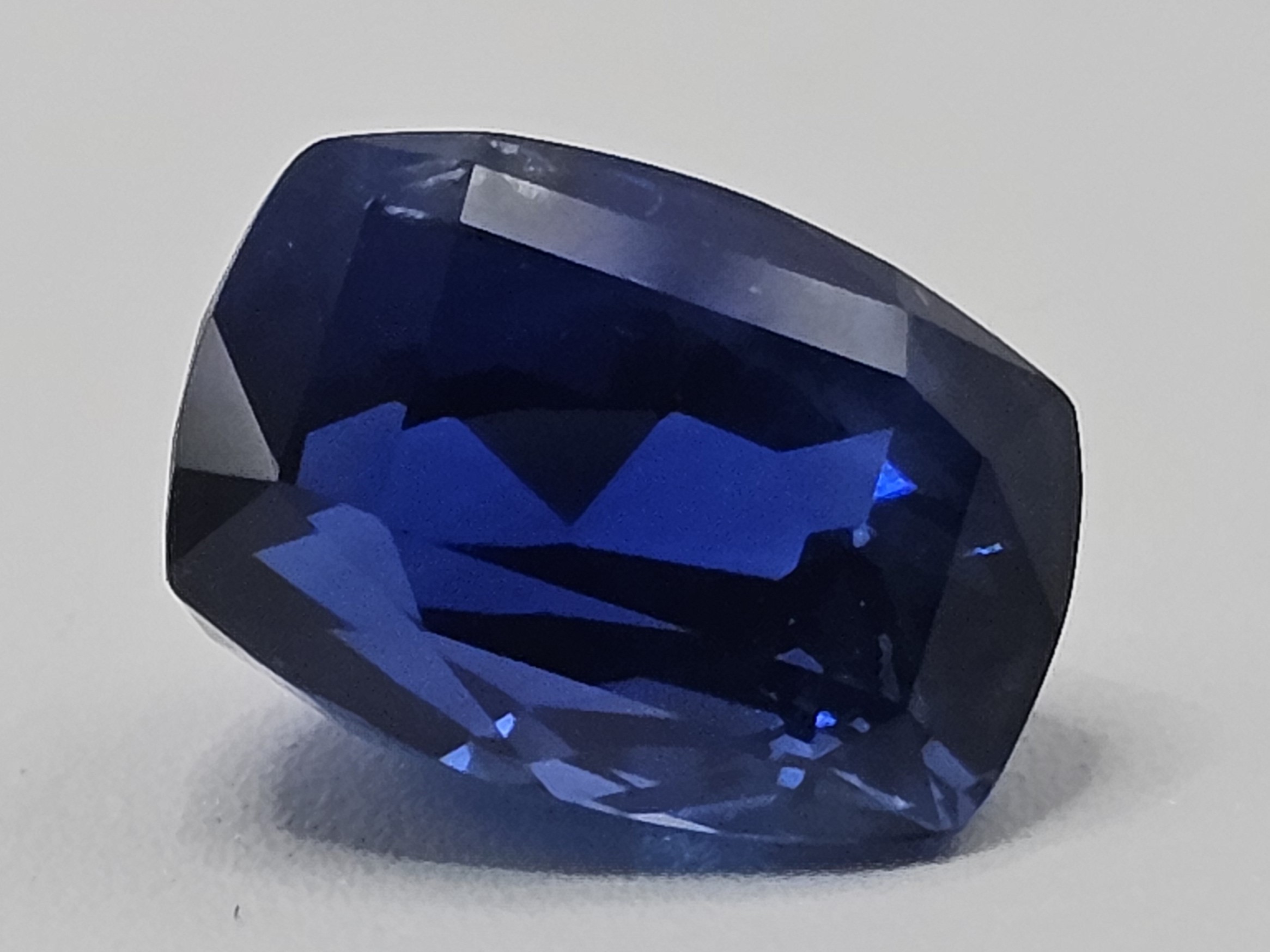 Zaffiro slegato 8.52 ct