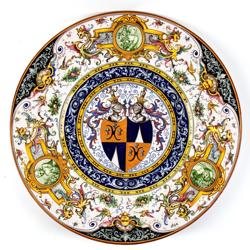 Grande piatto con stemma al centro