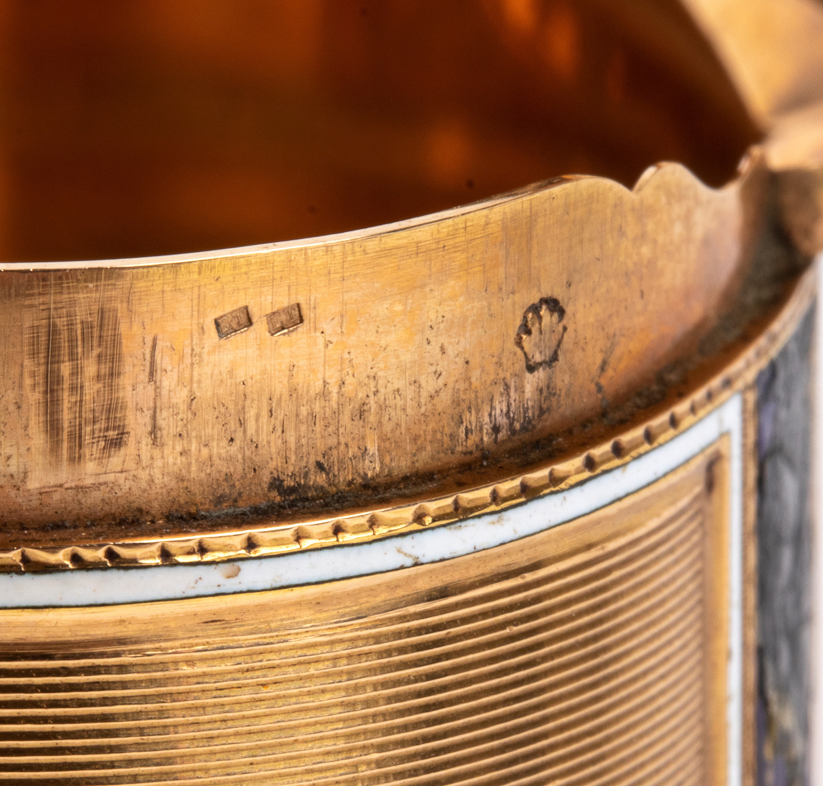 Tabacchiera francese in oro e smalti