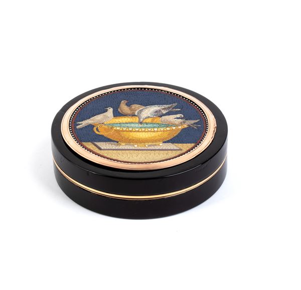 Gold and tortoiseshell snuff box with micromosaic
