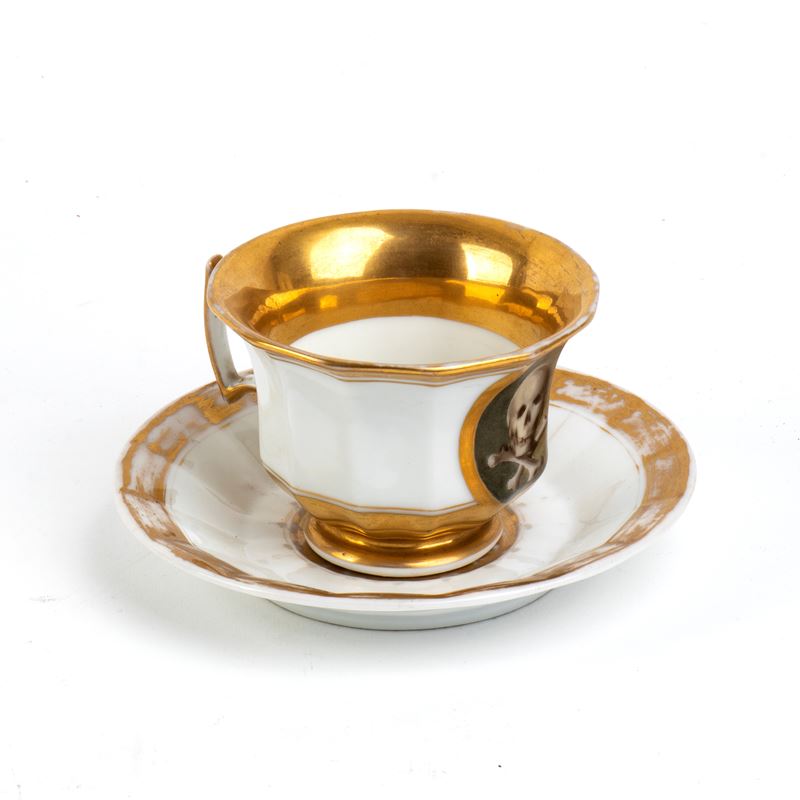 Porcellana del XIX secolo, Tazza e piattino con decorazione “Memento Mori”