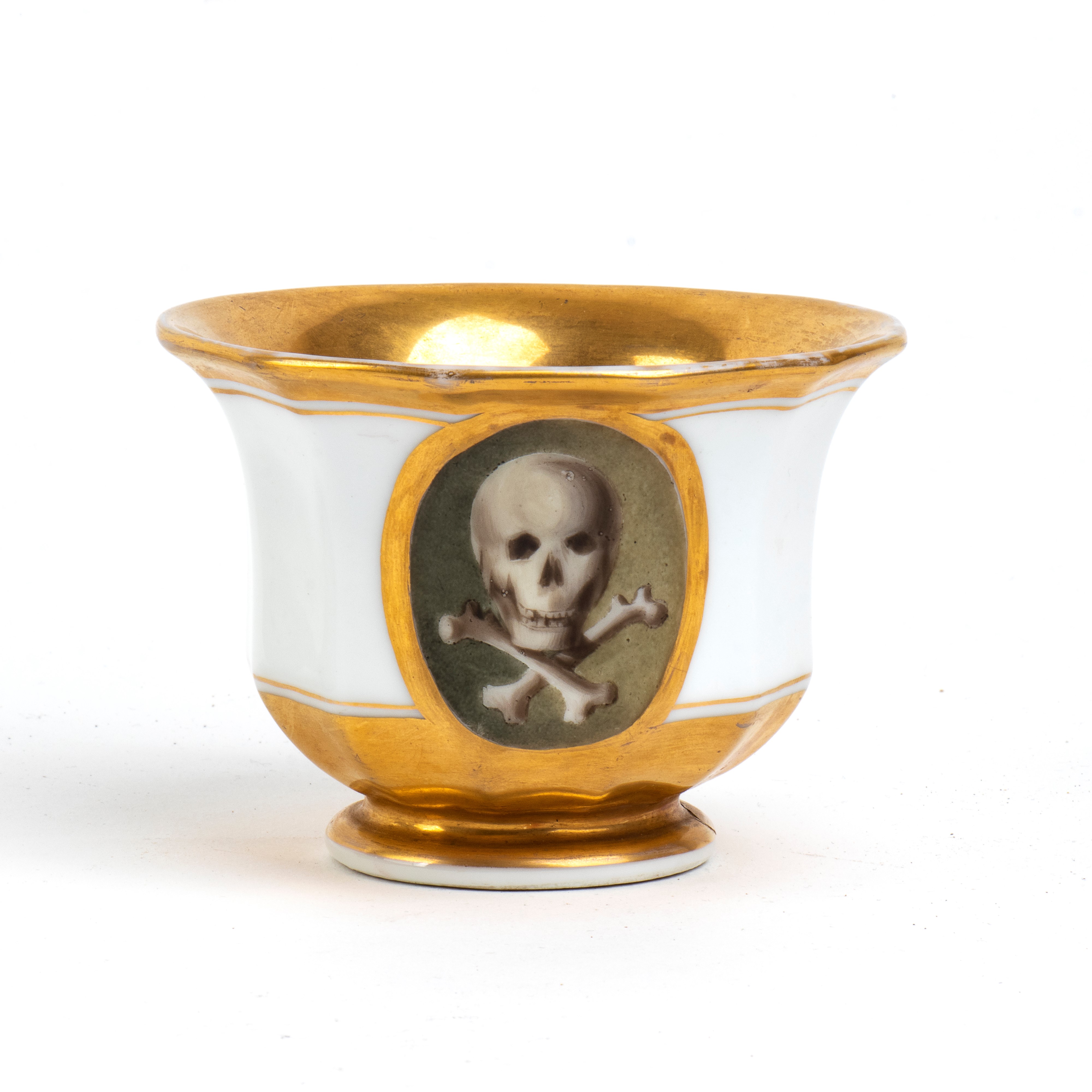 Porcellana del XIX secolo, Tazza e piattino con decorazione “Memento Mori”