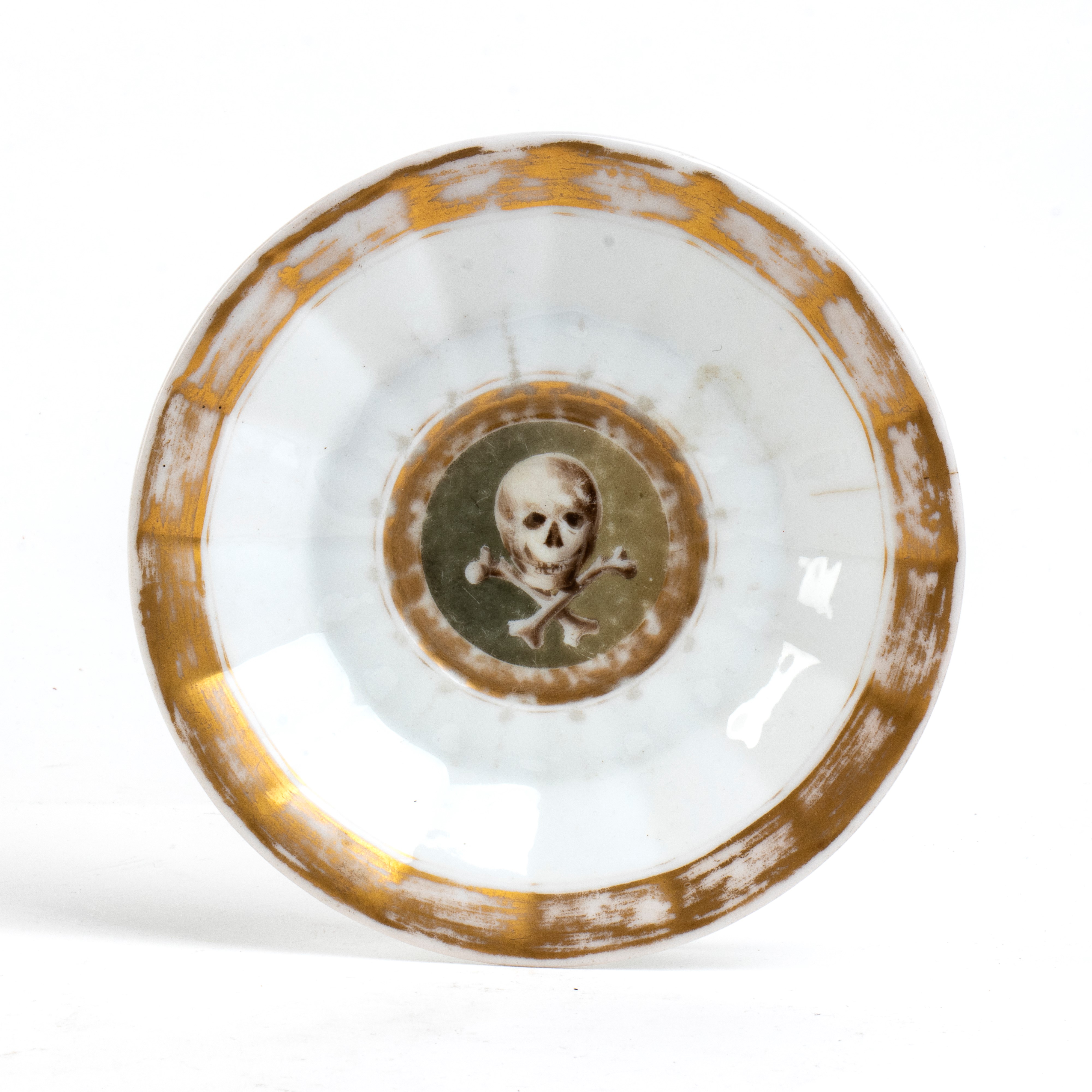 Porcellana del XIX secolo, Tazza e piattino con decorazione “Memento Mori”
