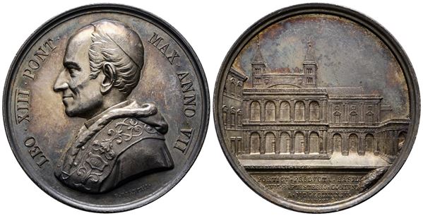 ROMA. Leone XIII (1878-1903). Medaglia 1884 A. VII prolungamento del porticato della basilica di S. Giovanni in Laterano. BART.884; Ag; 35,88gr; 43,8mm. Bellissima patina di antica collezione su fondi lucenti.