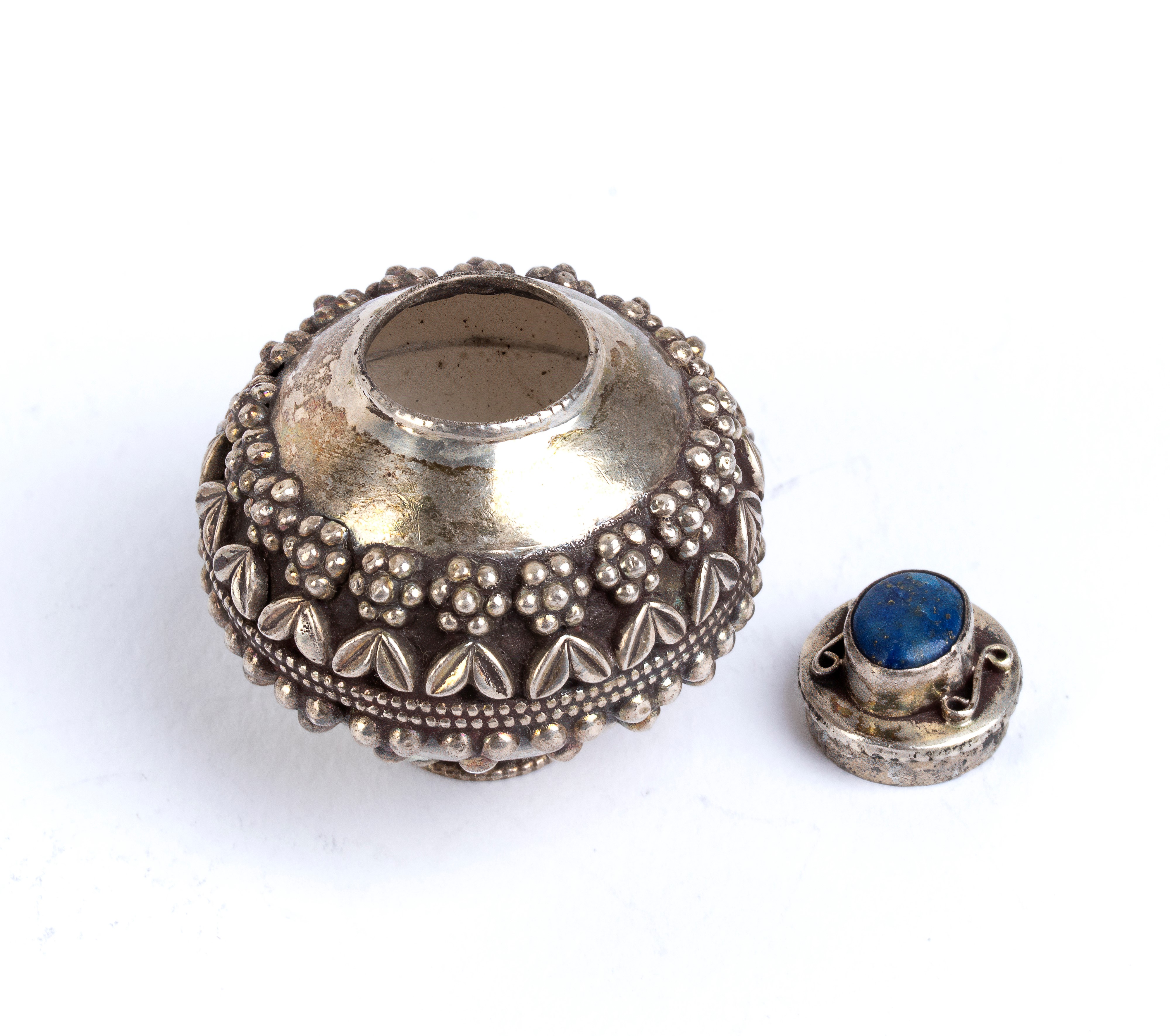 XIX secolo, Piccola scatola birmana in argento con cabochon di lapislazzuli