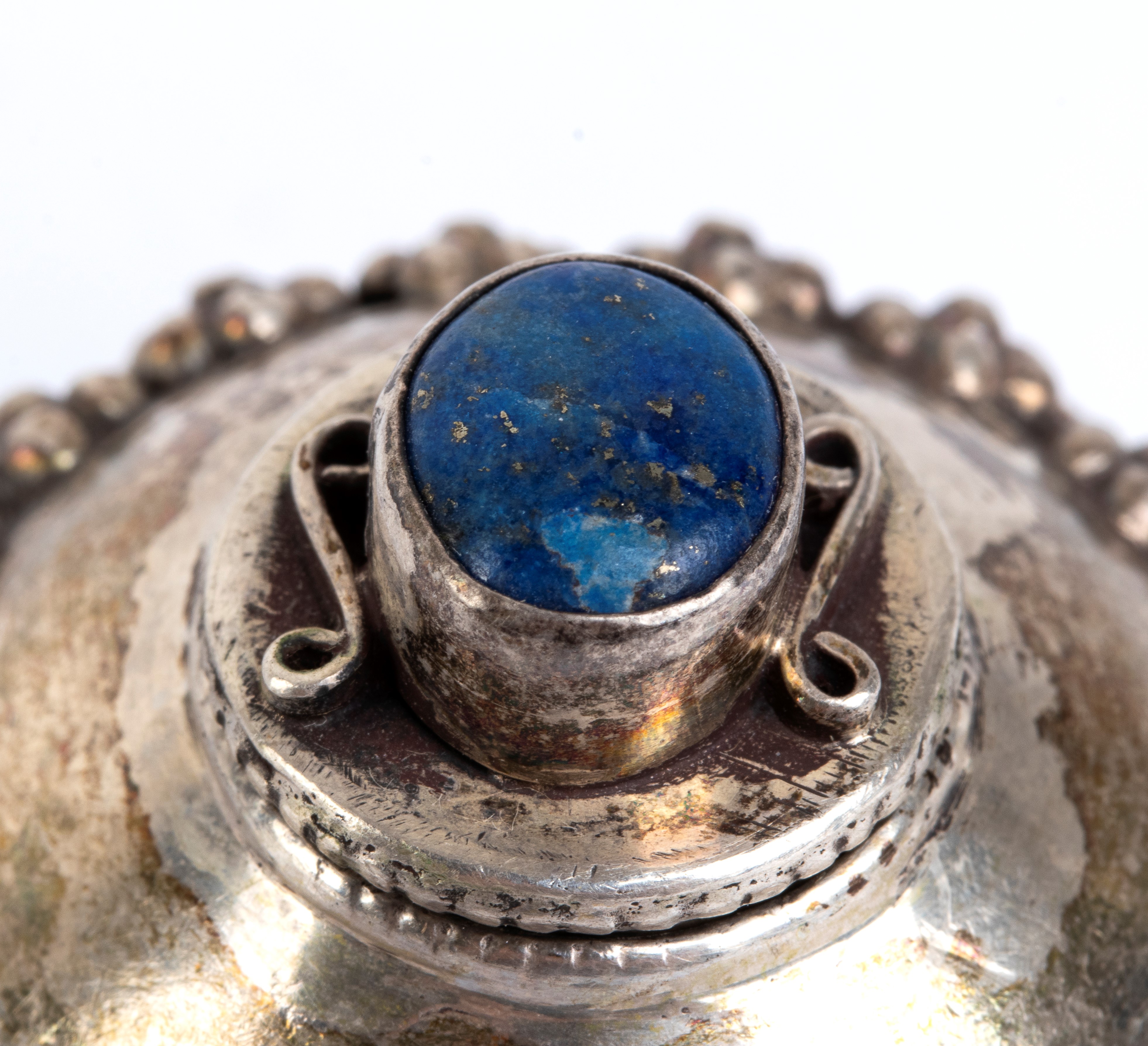 XIX secolo, Piccola scatola birmana in argento con cabochon di lapislazzuli
