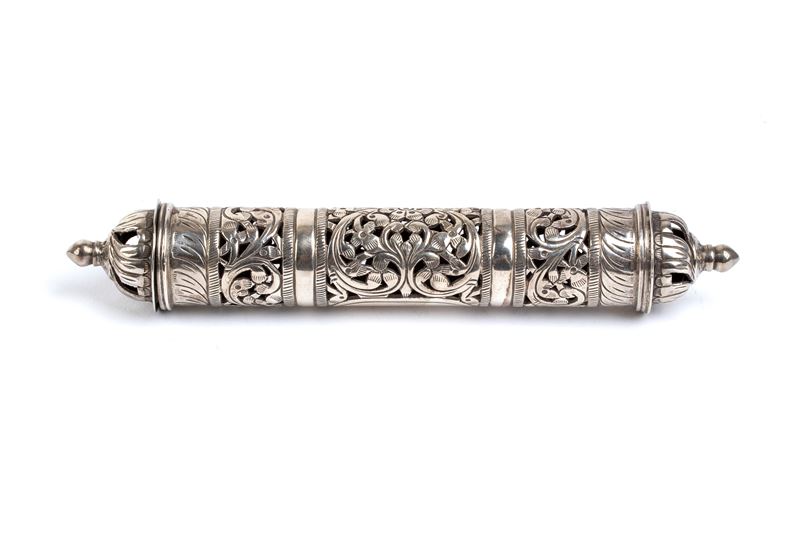 Porta pergamena orientale, argento, traforo e sbalzo (XIX secolo)