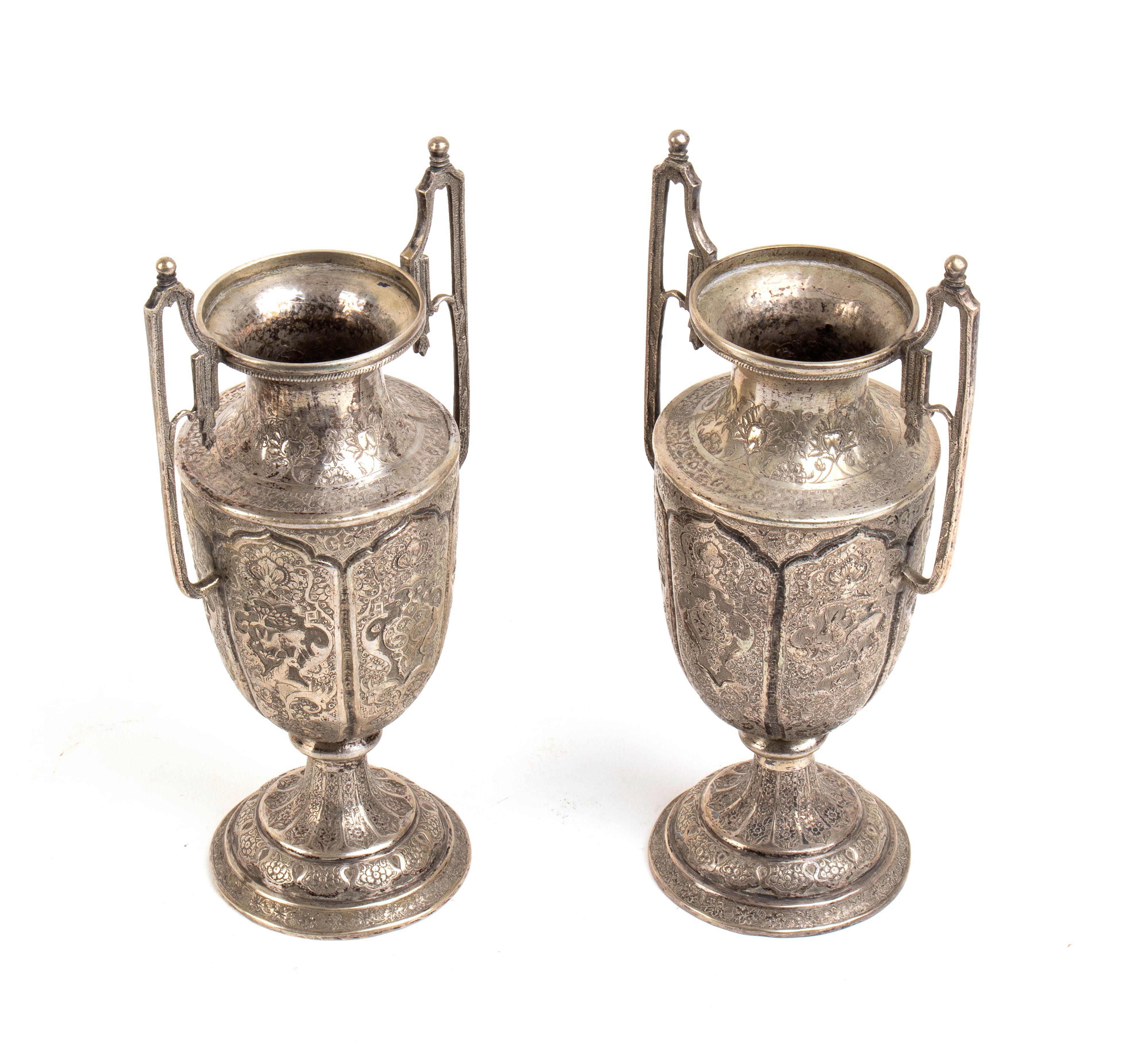 Coppia di vasi indiani in argento