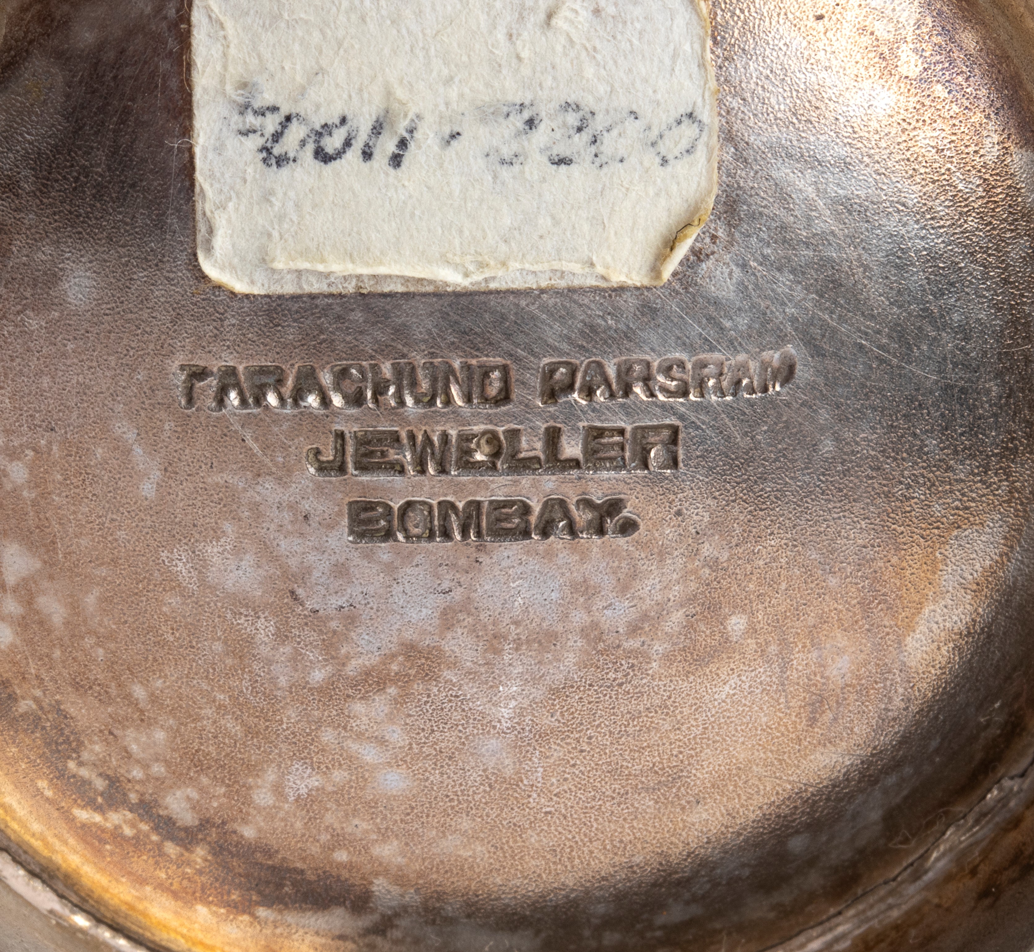 XIX secolo, Piccola brocca indiana in argento decorata a sbalzo e cesello