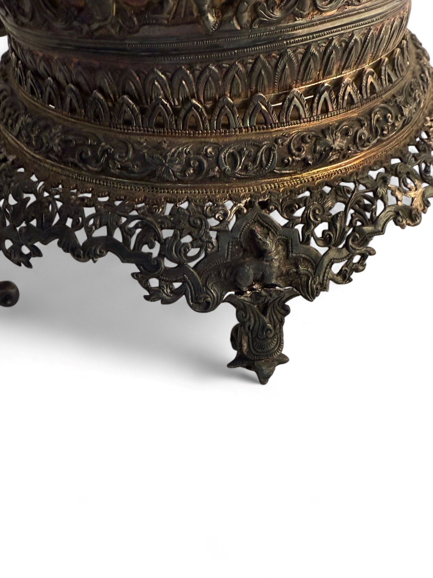 Urna birmana in argento