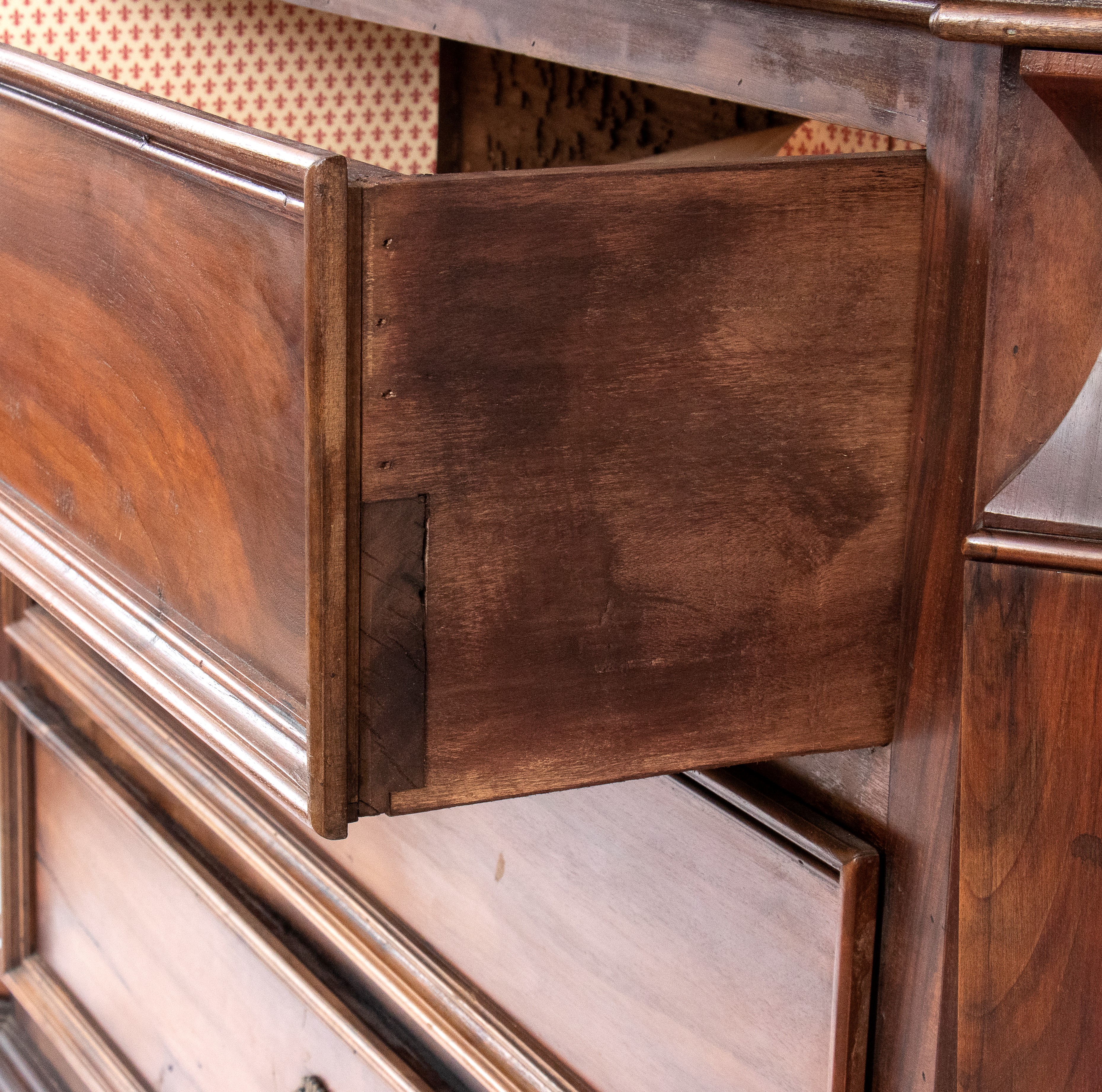 Canterano italiano, legno di noce, Umbria, XX secolo