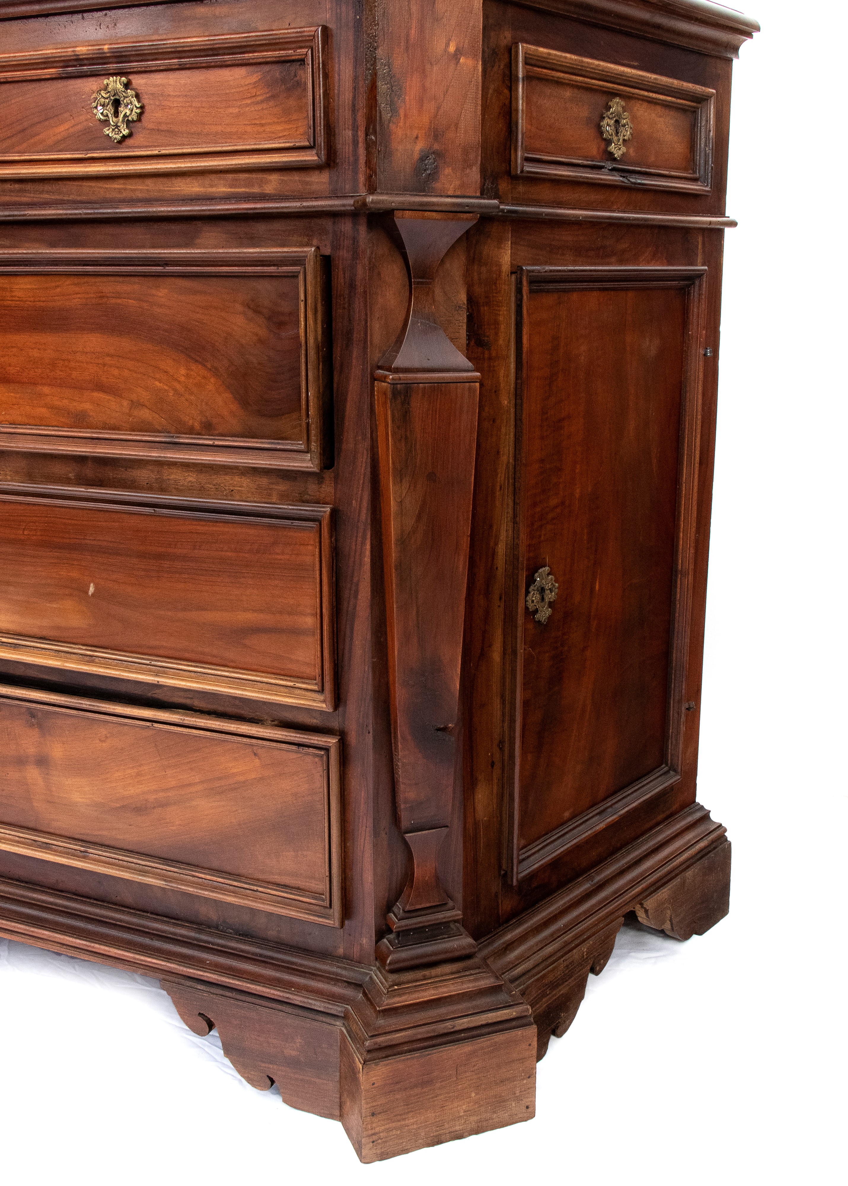 Canterano italiano, legno di noce, Umbria, XX secolo