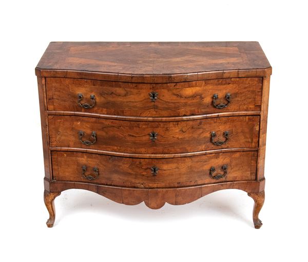 Italian chest of drawers in walnut, Louis XV