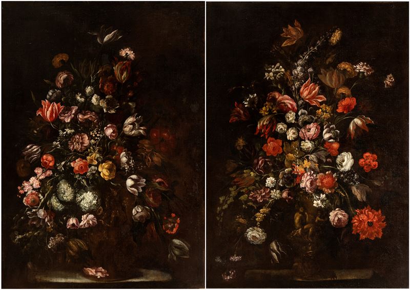Coppia di grandi nature morte con bouquet di fiori in vasi di metallo istoriati