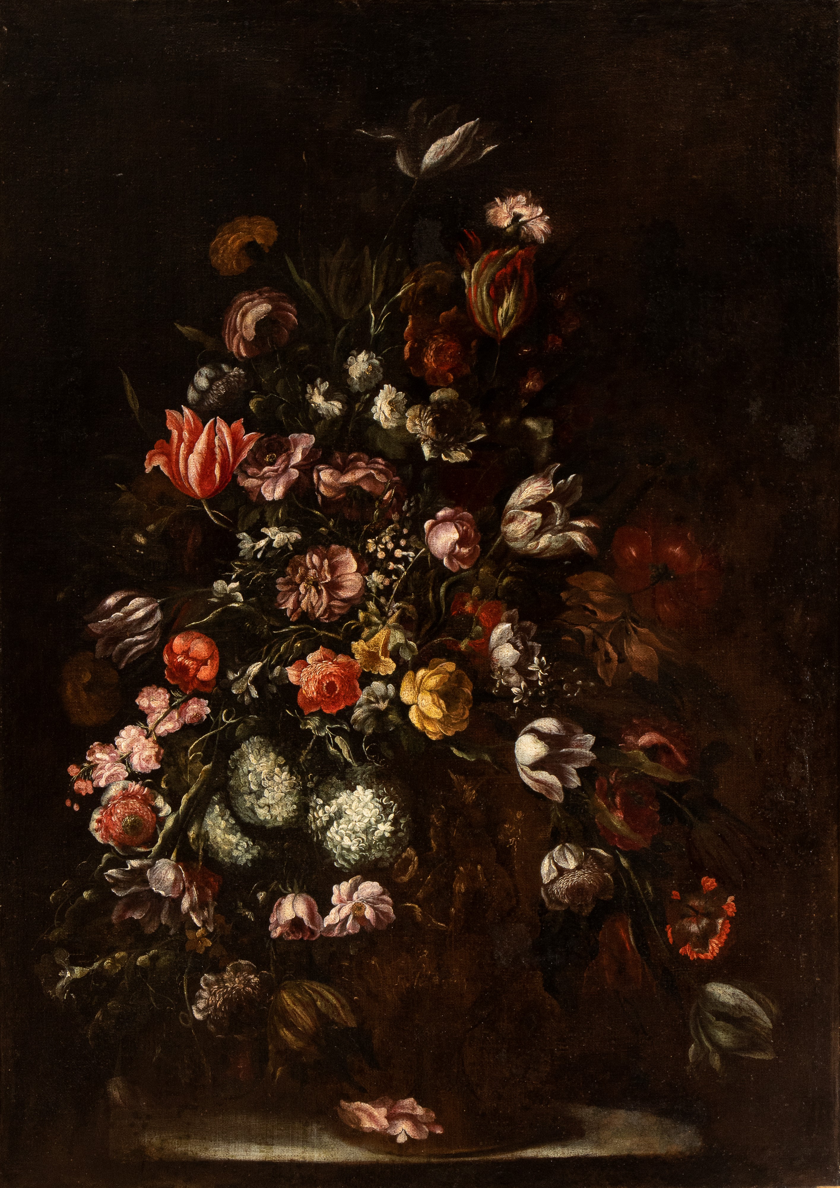 Coppia di grandi nature morte con bouquet di fiori in vasi di metallo istoriati