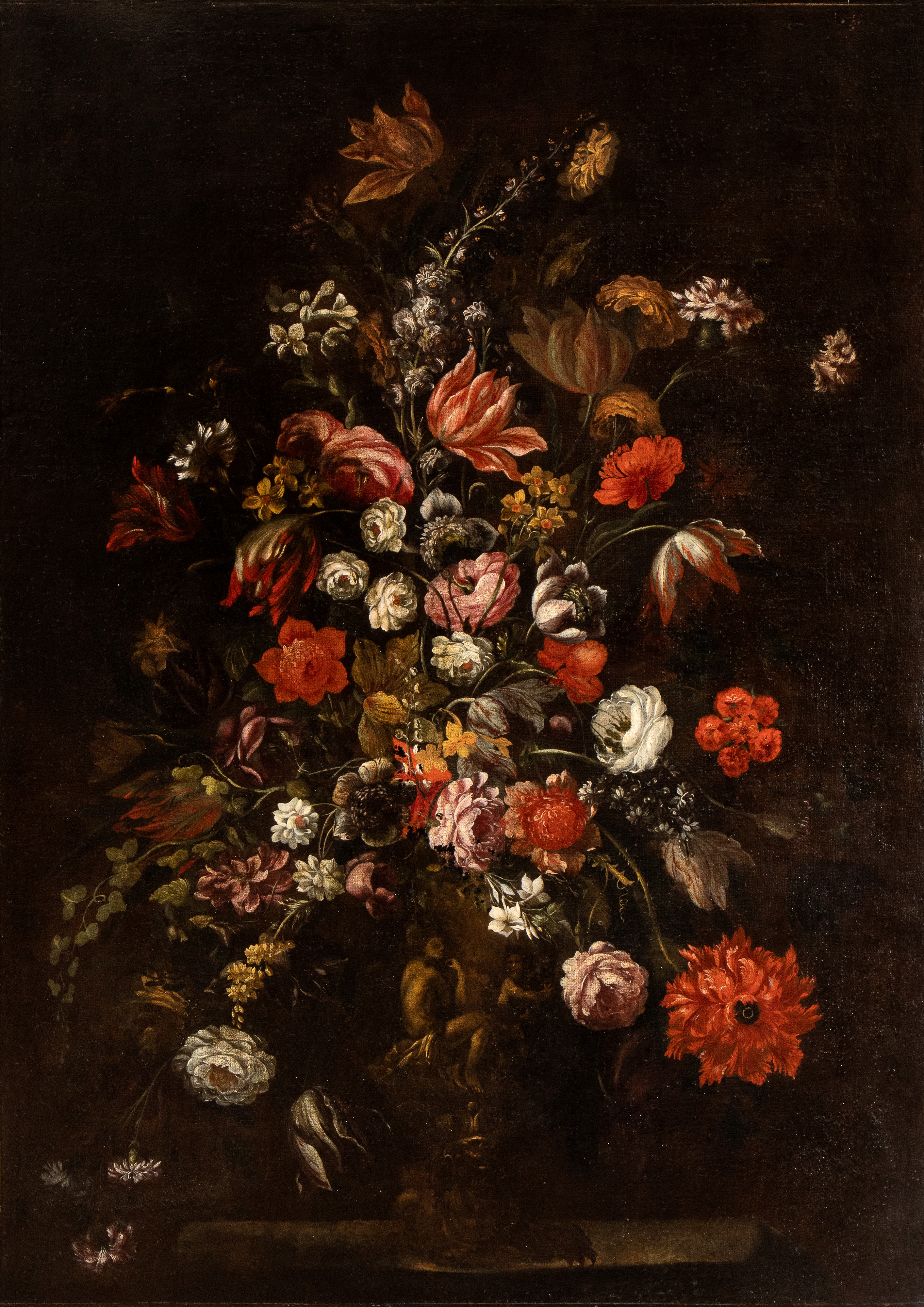 Coppia di grandi nature morte con bouquet di fiori in vasi di metallo istoriati