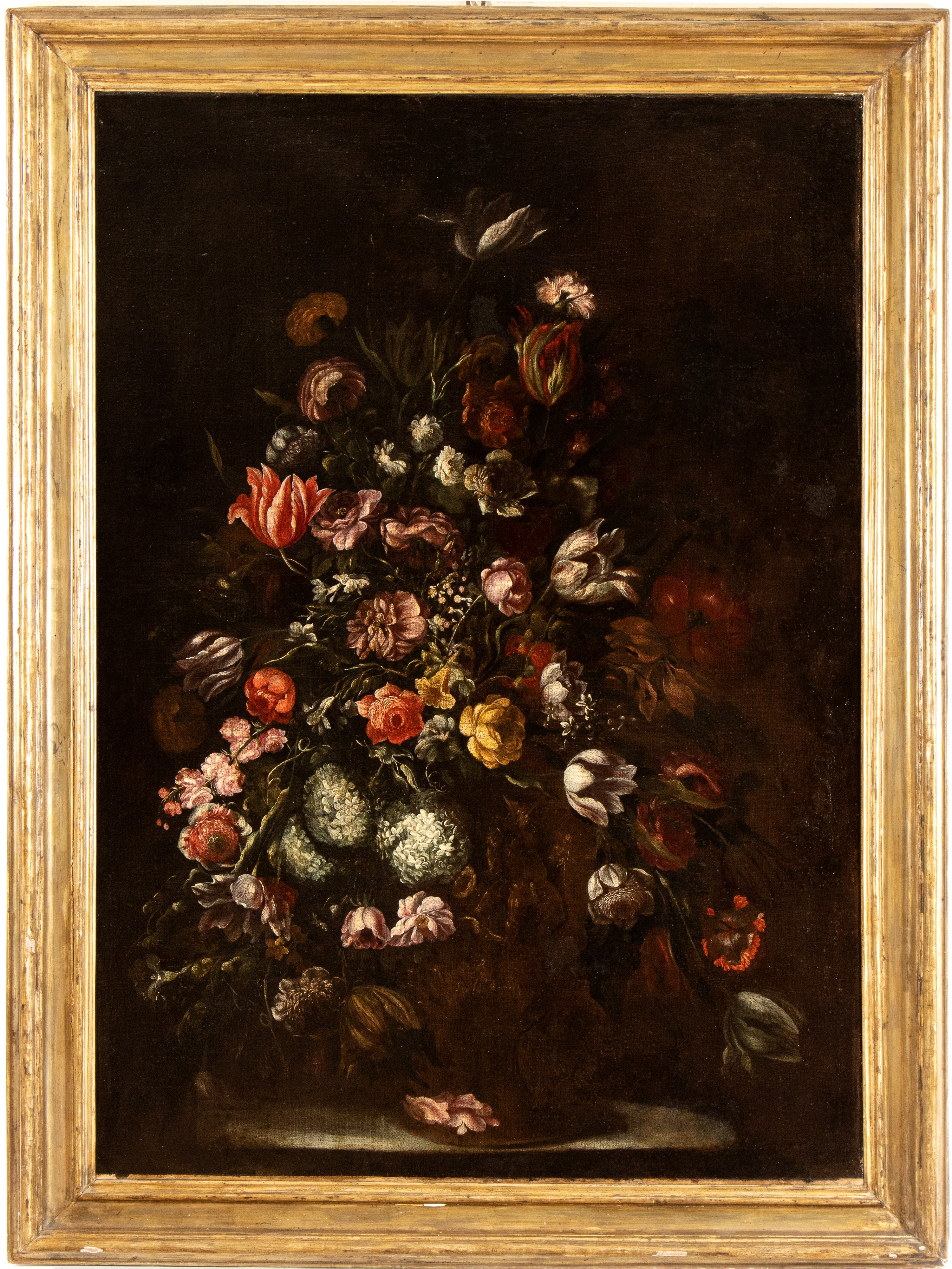 Coppia di grandi nature morte con bouquet di fiori in vasi di metallo istoriati