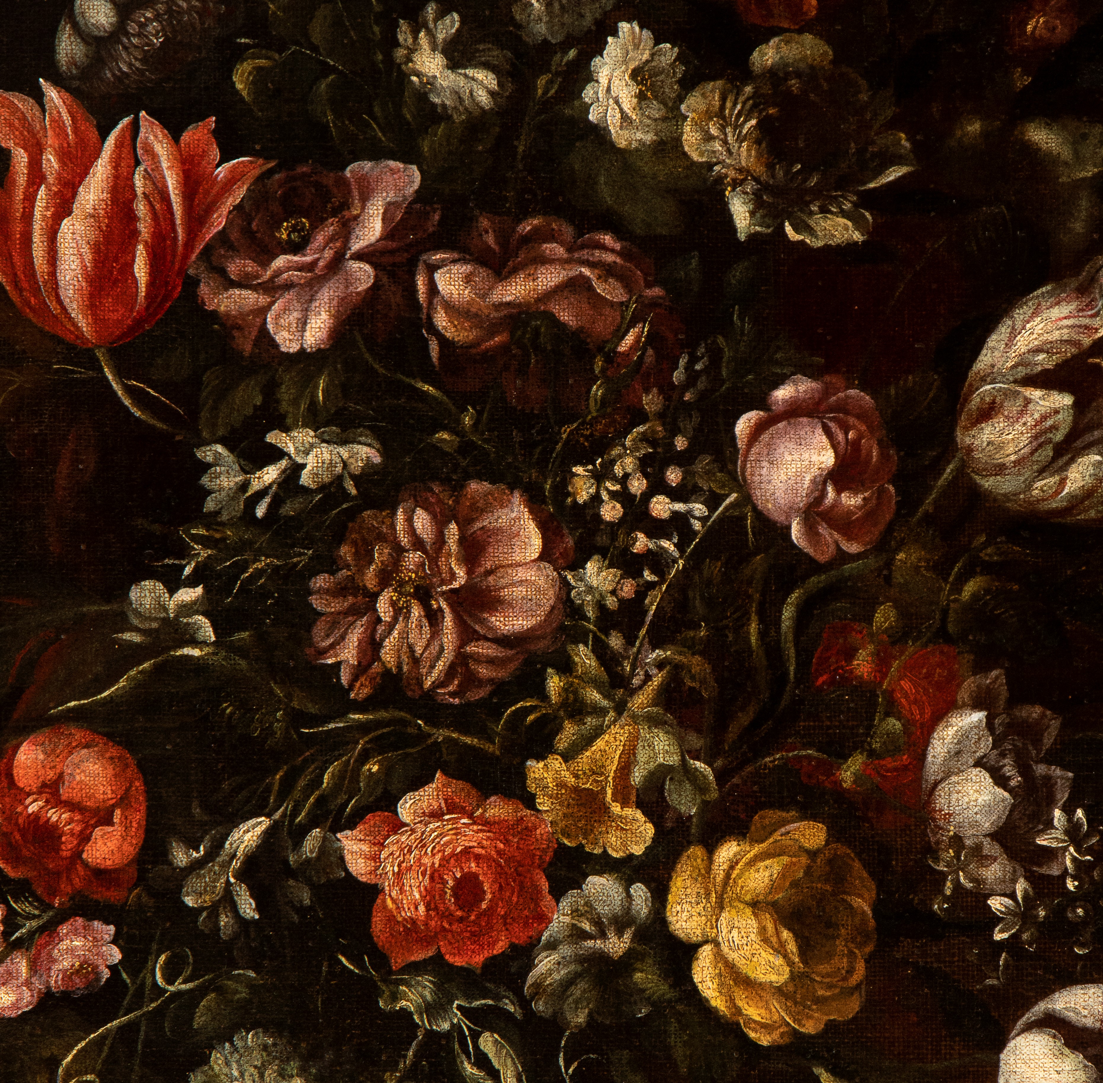 Coppia di grandi nature morte con bouquet di fiori in vasi di metallo istoriati