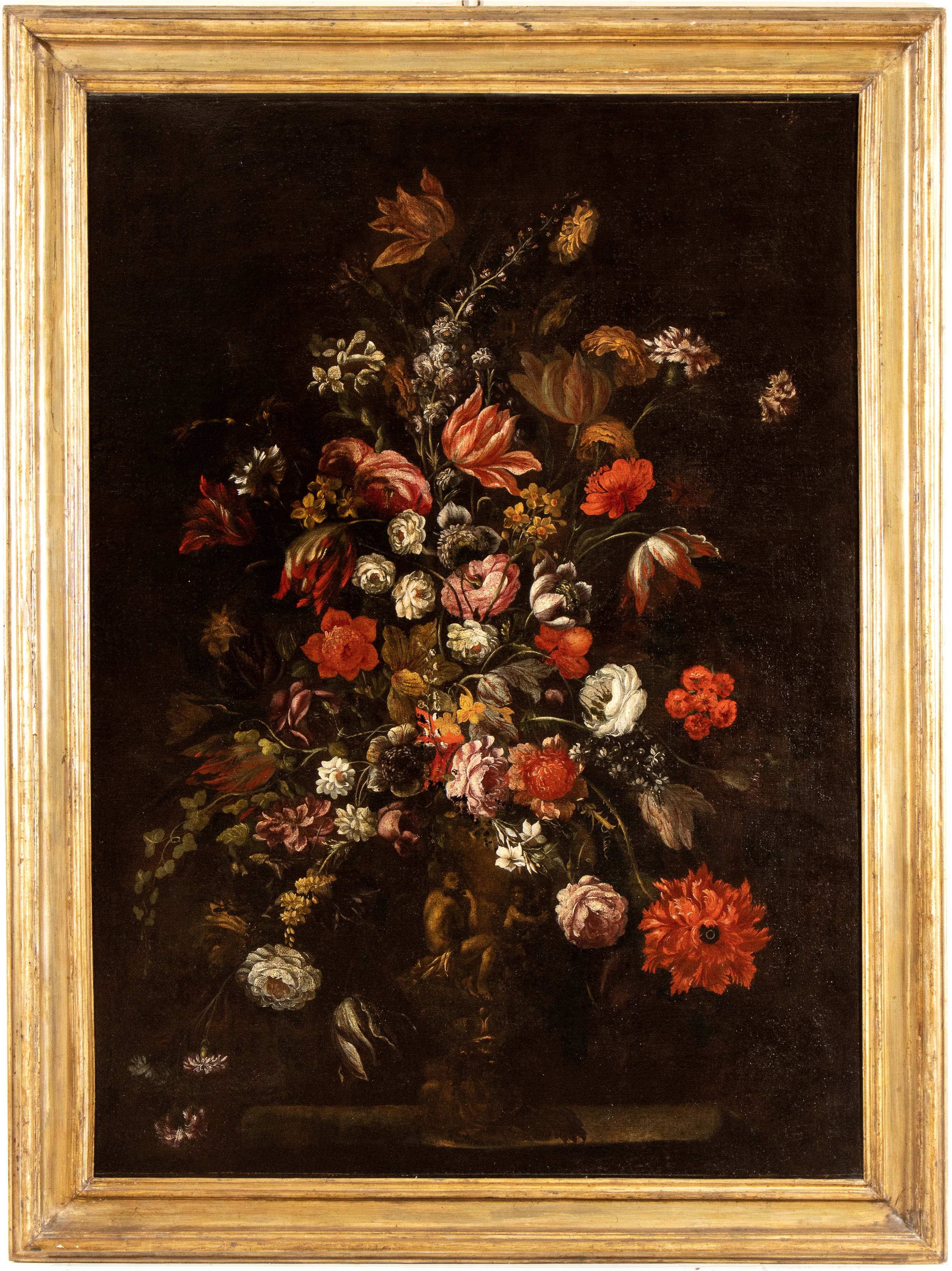 Coppia di grandi nature morte con bouquet di fiori in vasi di metallo istoriati